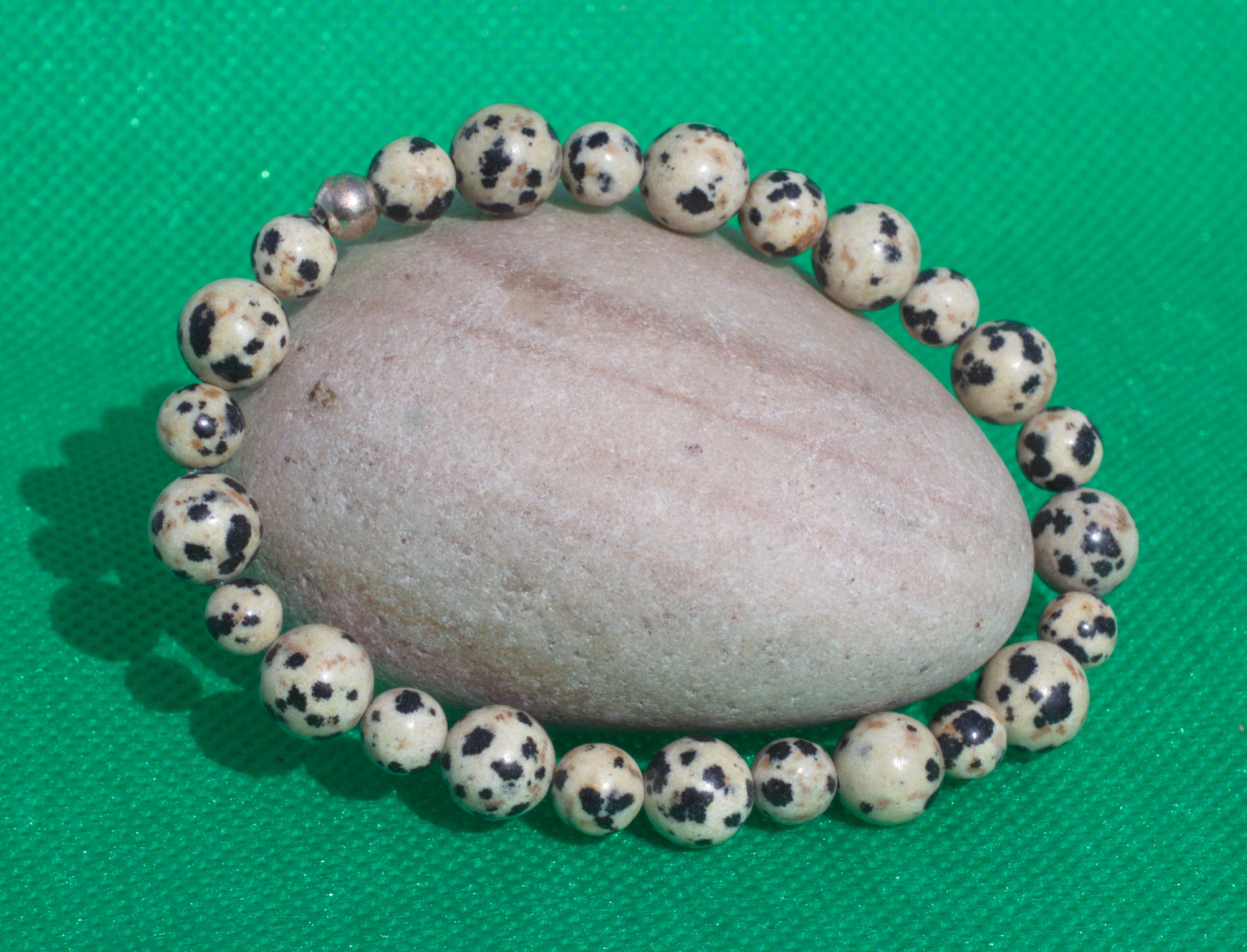 Dalmatiner Stein Armband auf Elastikfaden aufgezogen