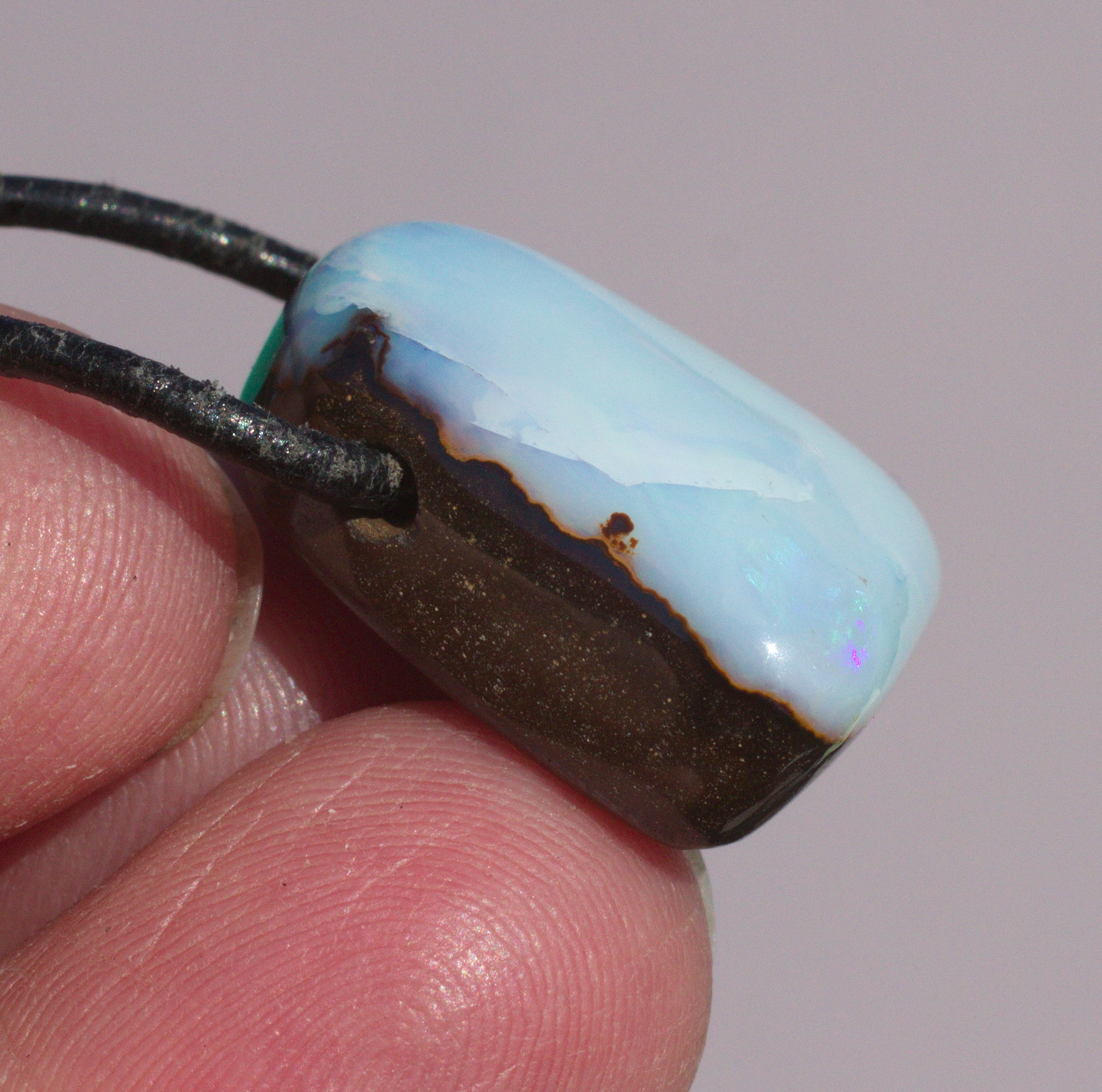 Hellblauer Boulderopal, seitlich gebohrt mit Lederband  