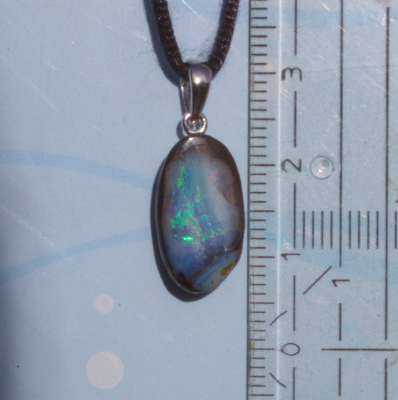 Kleiner blauer  Boulderopal, mit Anhängeröse aus Silber und Lederband 