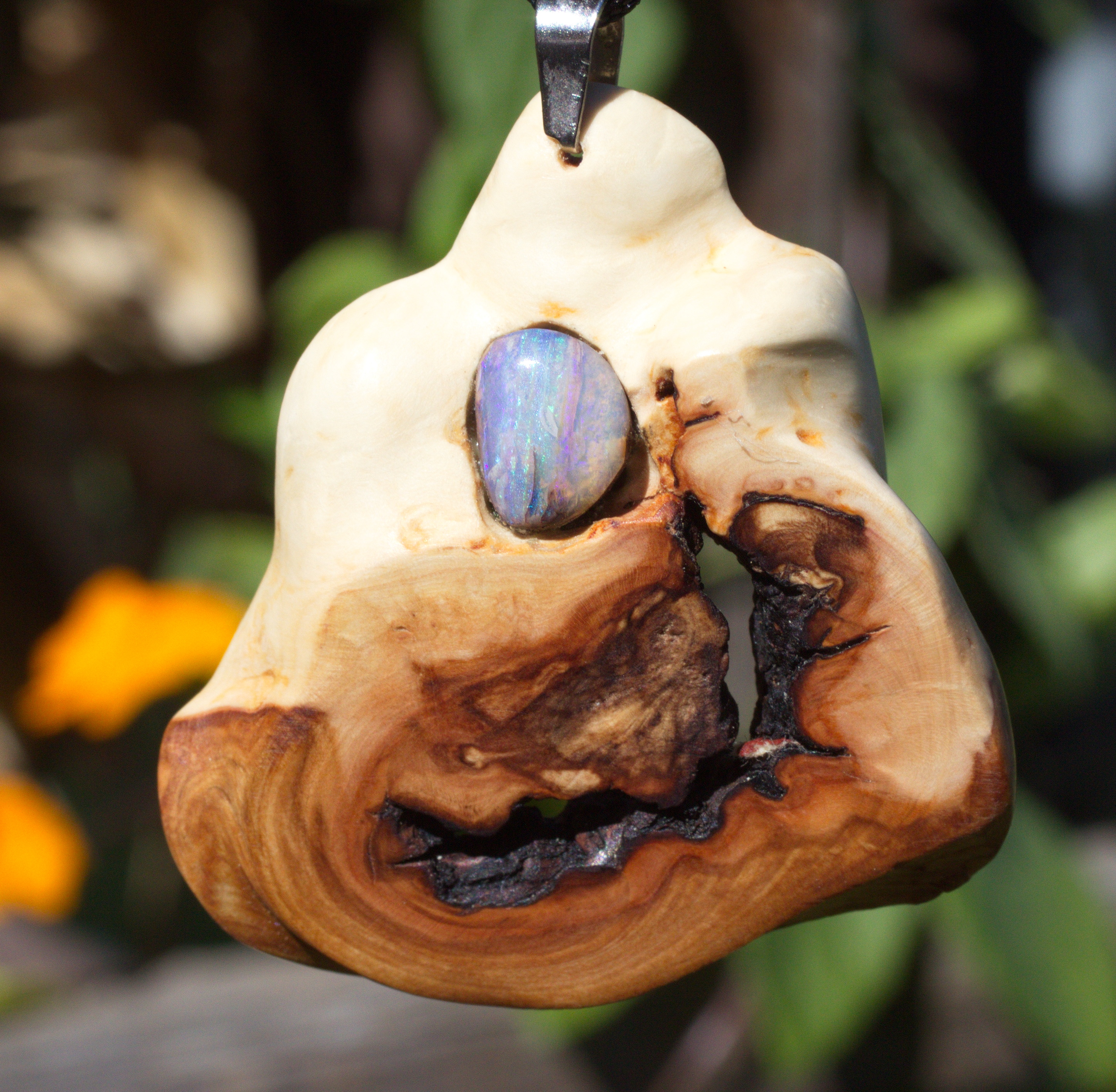 Baumperle vom Apfelbaum mit einem mehrfarbigen Opal   