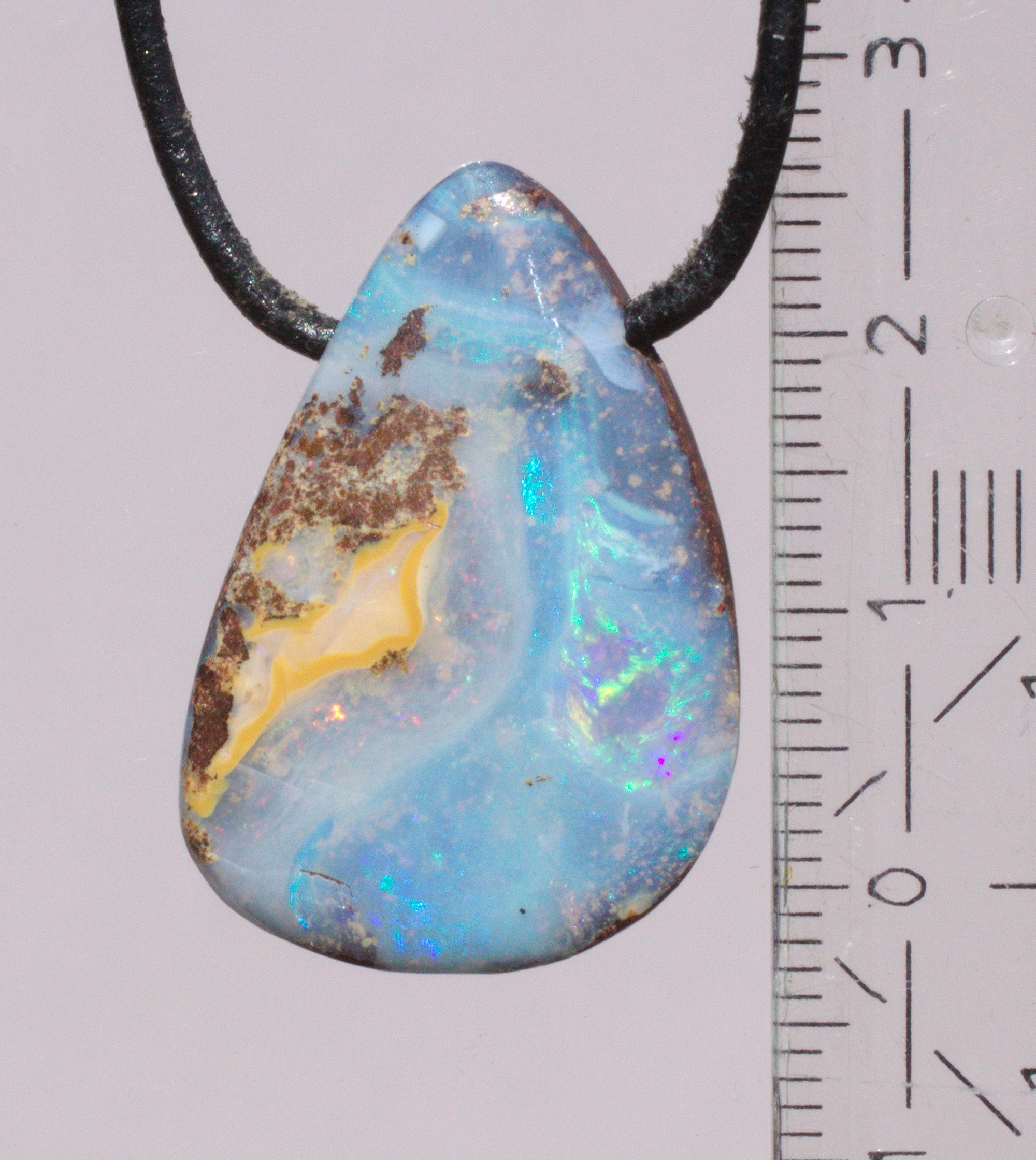 Hellblauer Boulderopal, seitlich gebohrt mit Lederband  