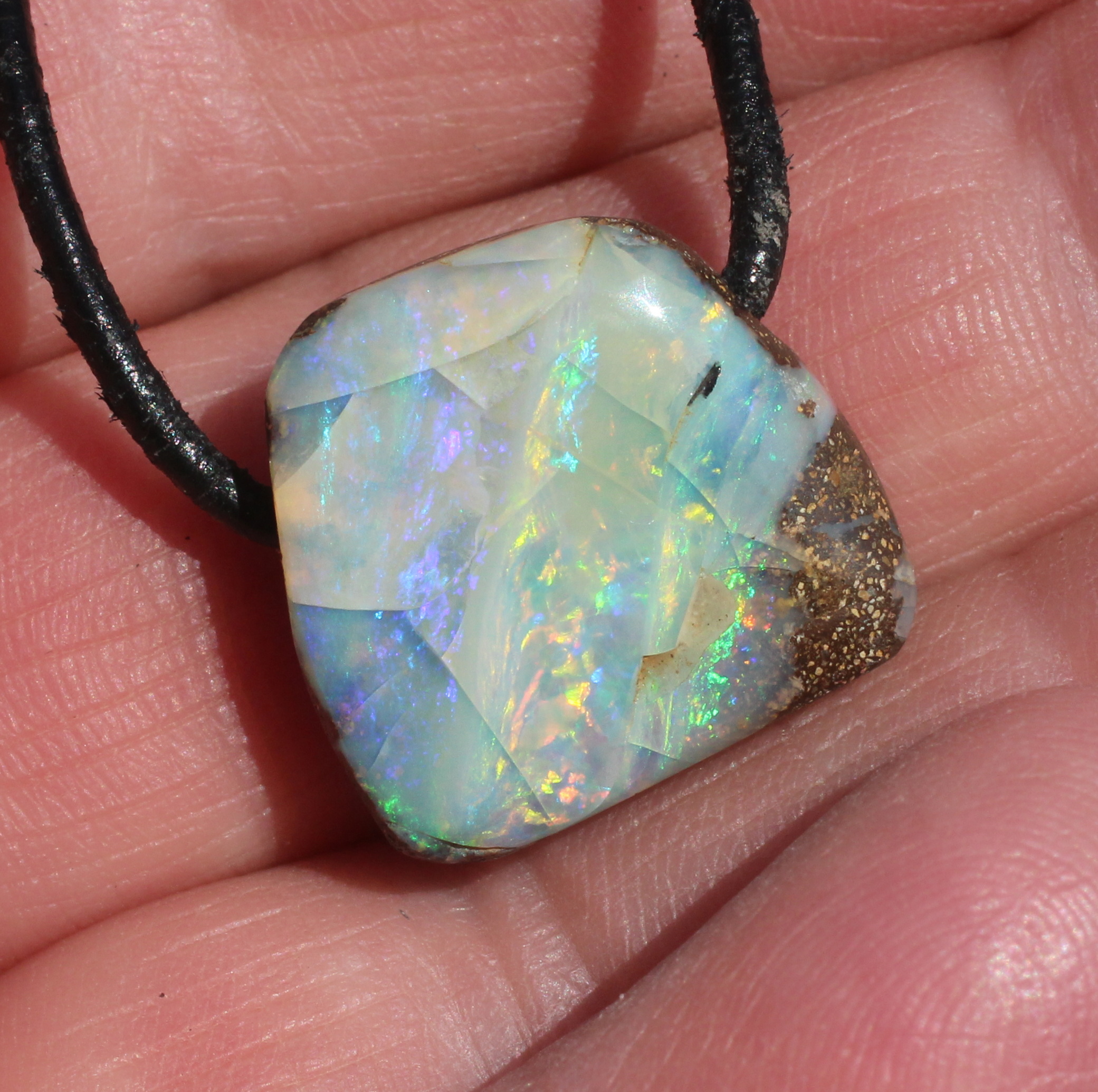 Grünlicher  Boulderopal, seitlich gebohrt mit Lederband  