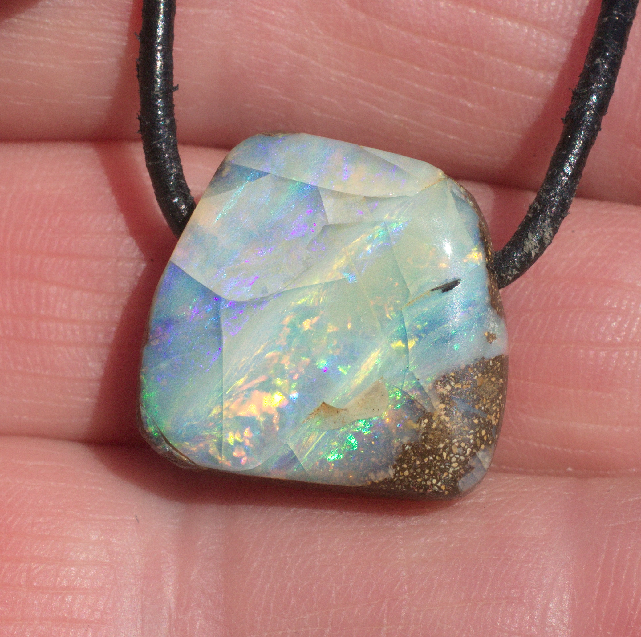 Grünlicher  Boulderopal, seitlich gebohrt mit Lederband  
