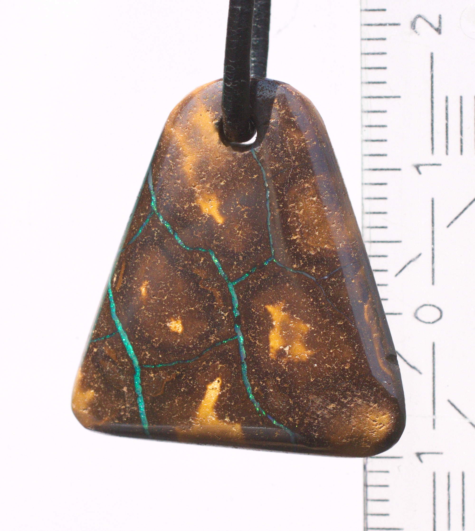 Brauner Boulderopal mit grünen Adern, frontal gebohrt mit Lederband  