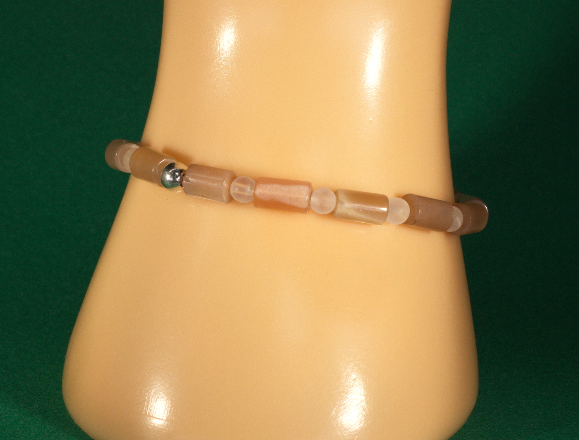 Mondstein Edelsteinarmband auf Elastikfaden aufgezogen 