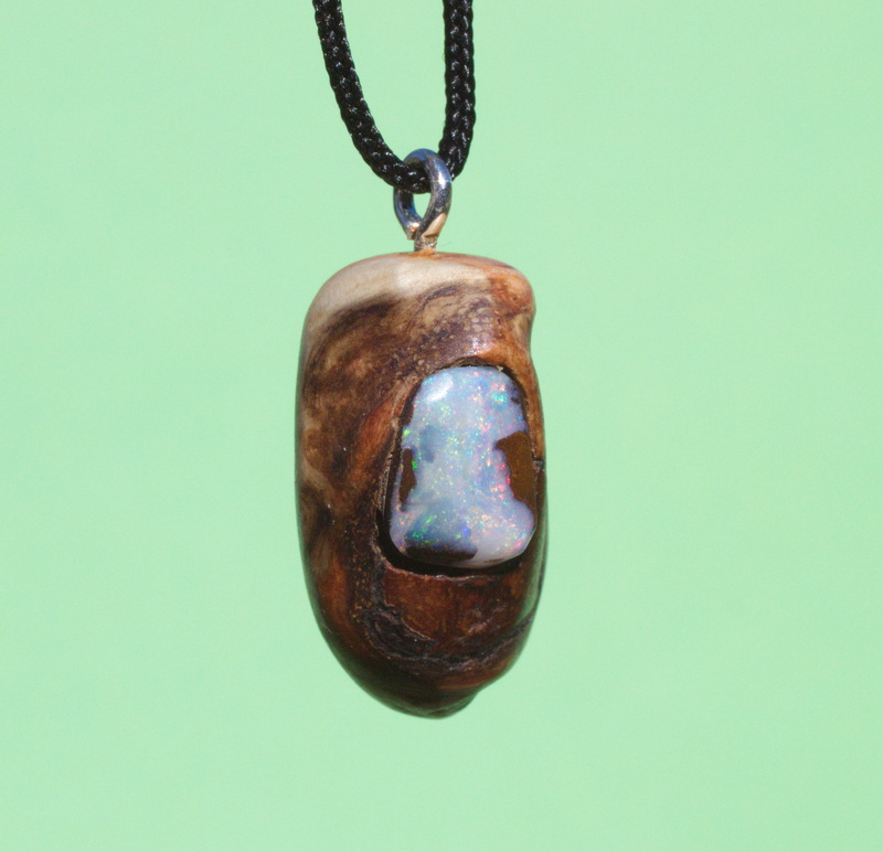 Baumperle von der Esche mit einem geschliffenen  Opal  