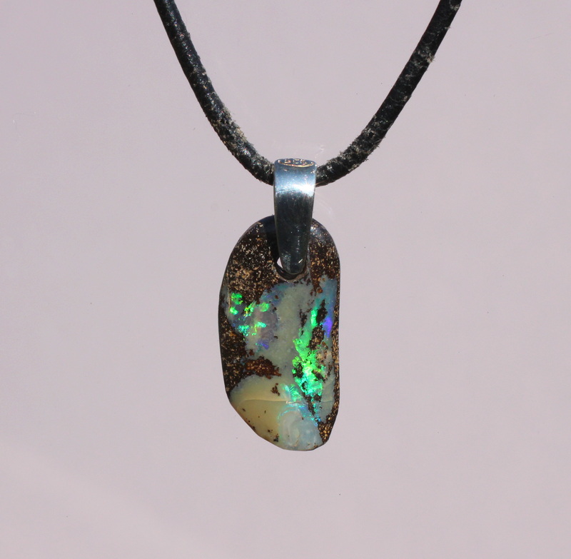 Kleiner Boulderopal-Anhänger, frontal gebohrt mit Lederband                        