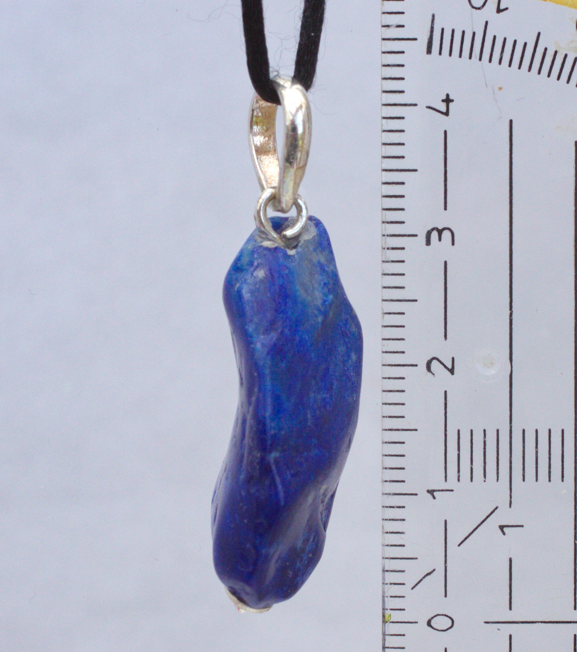 Lapis Lazuli Edelsteinanhänger mit Anhängeröse und Lederband  