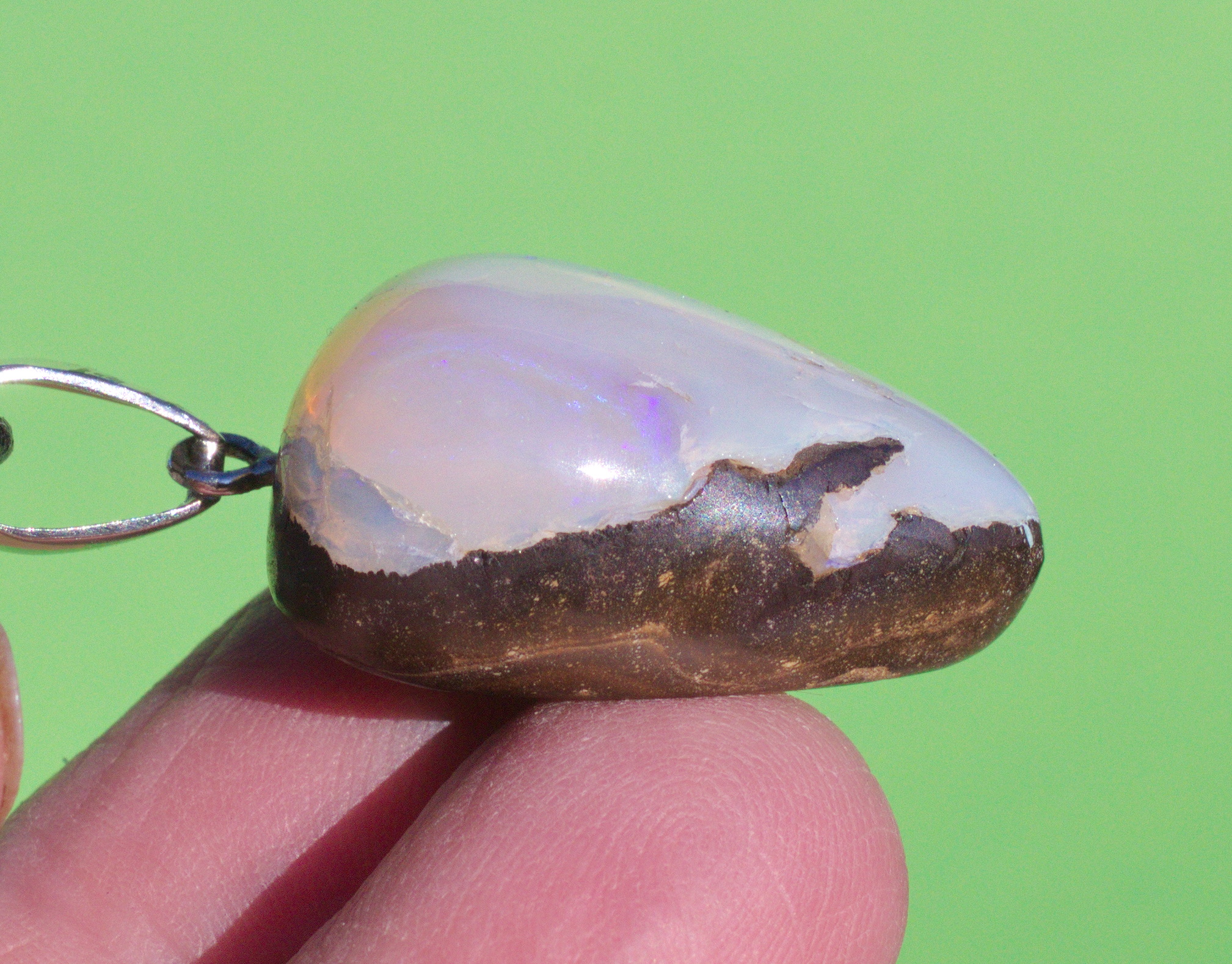 Heller  Boulderopal, mit Anhängeröse Silber und Lederband  