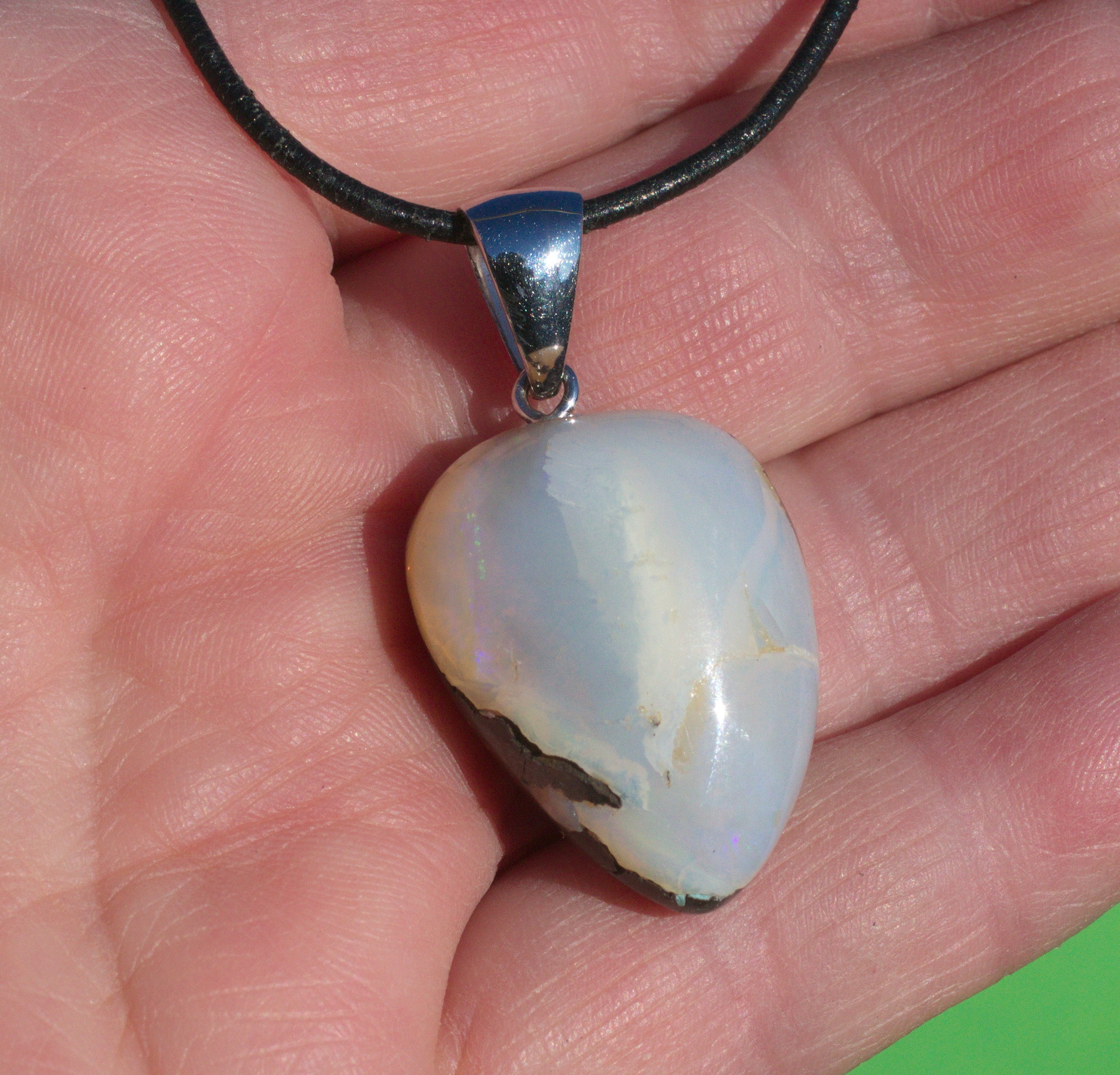Heller  Boulderopal, mit Anhängeröse Silber und Lederband  