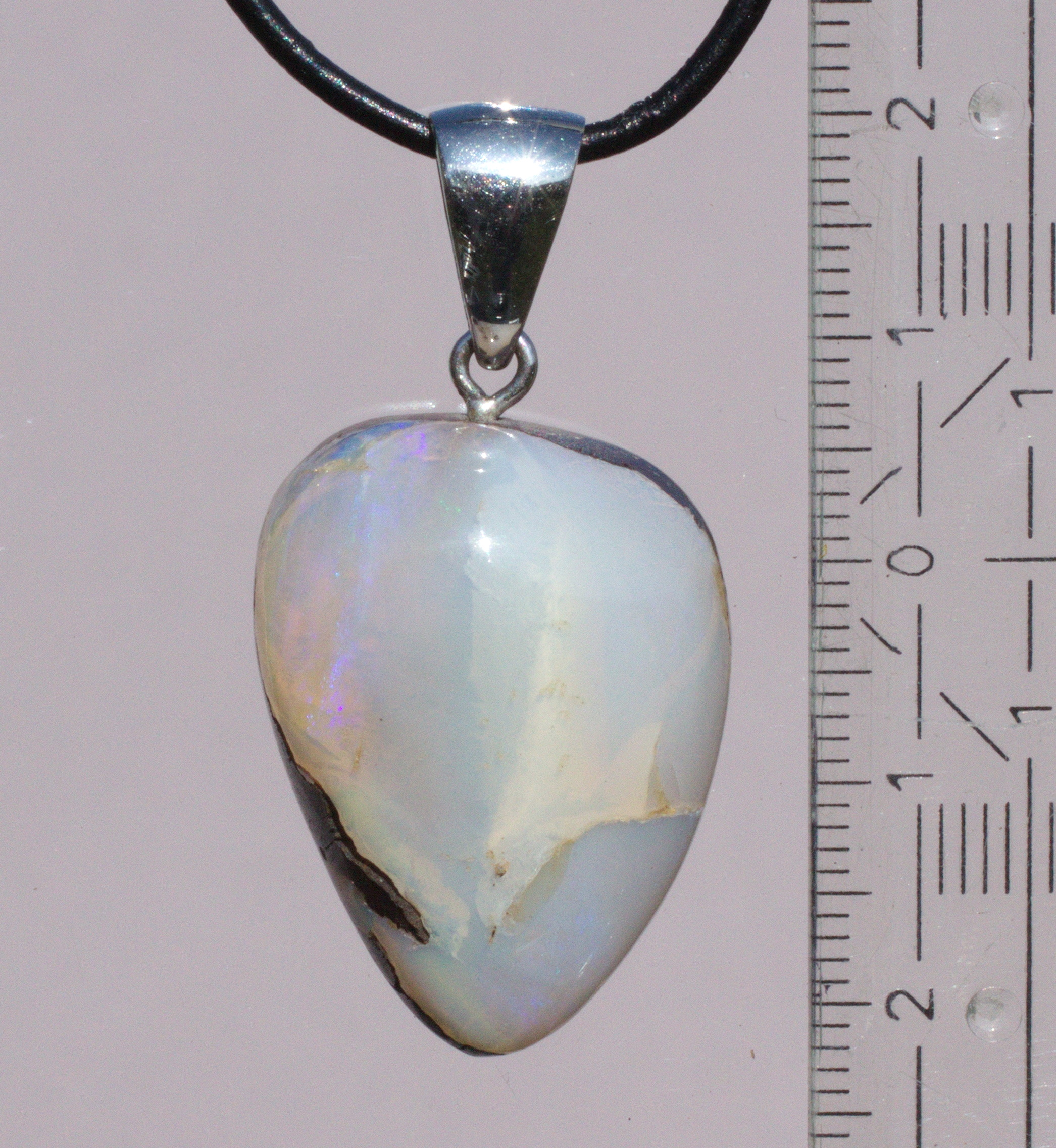 Heller  Boulderopal, mit Anhängeröse Silber und Lederband  