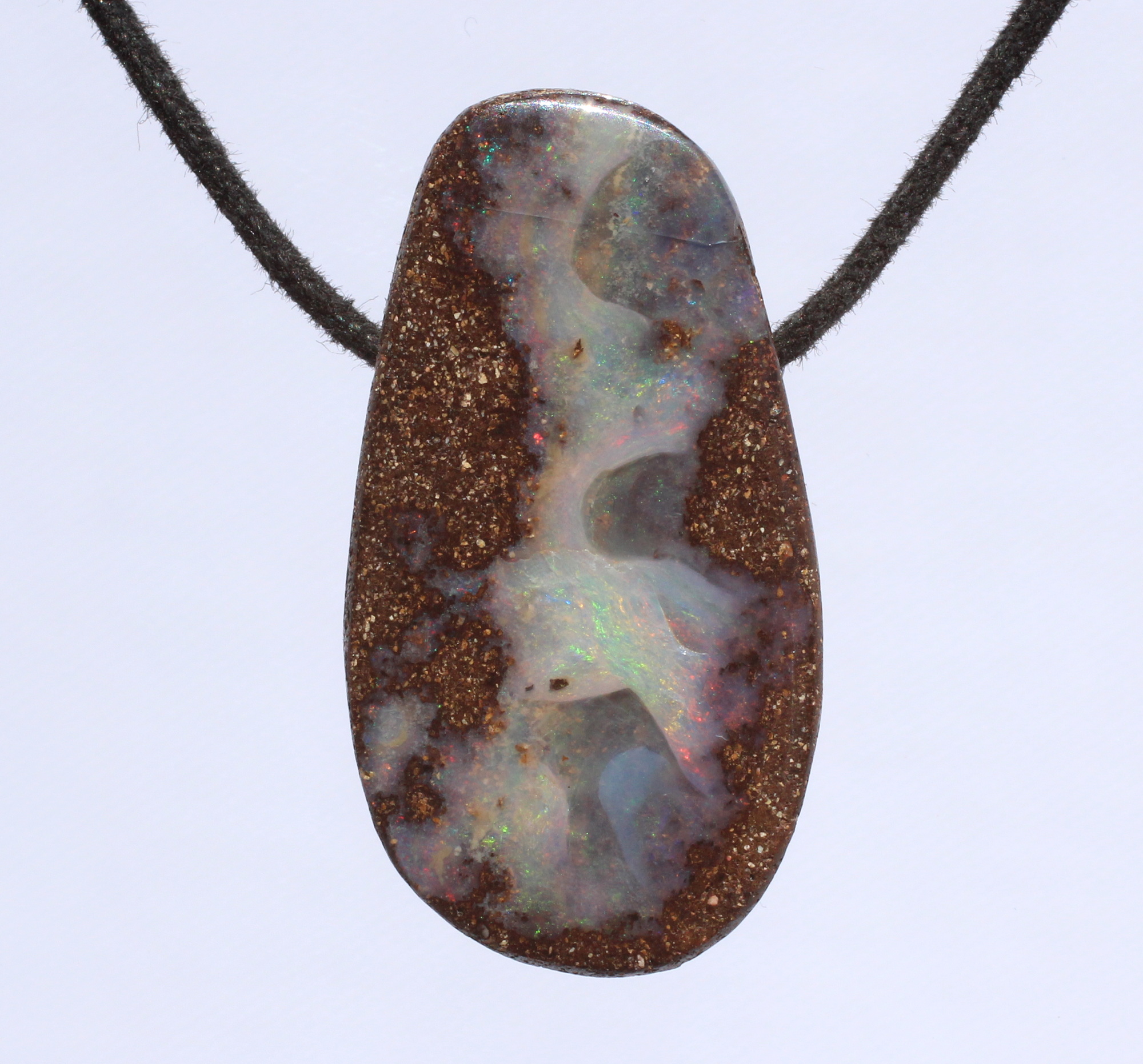 Ovaler Boulderopal, seitlich gebohrt mit Lederband 