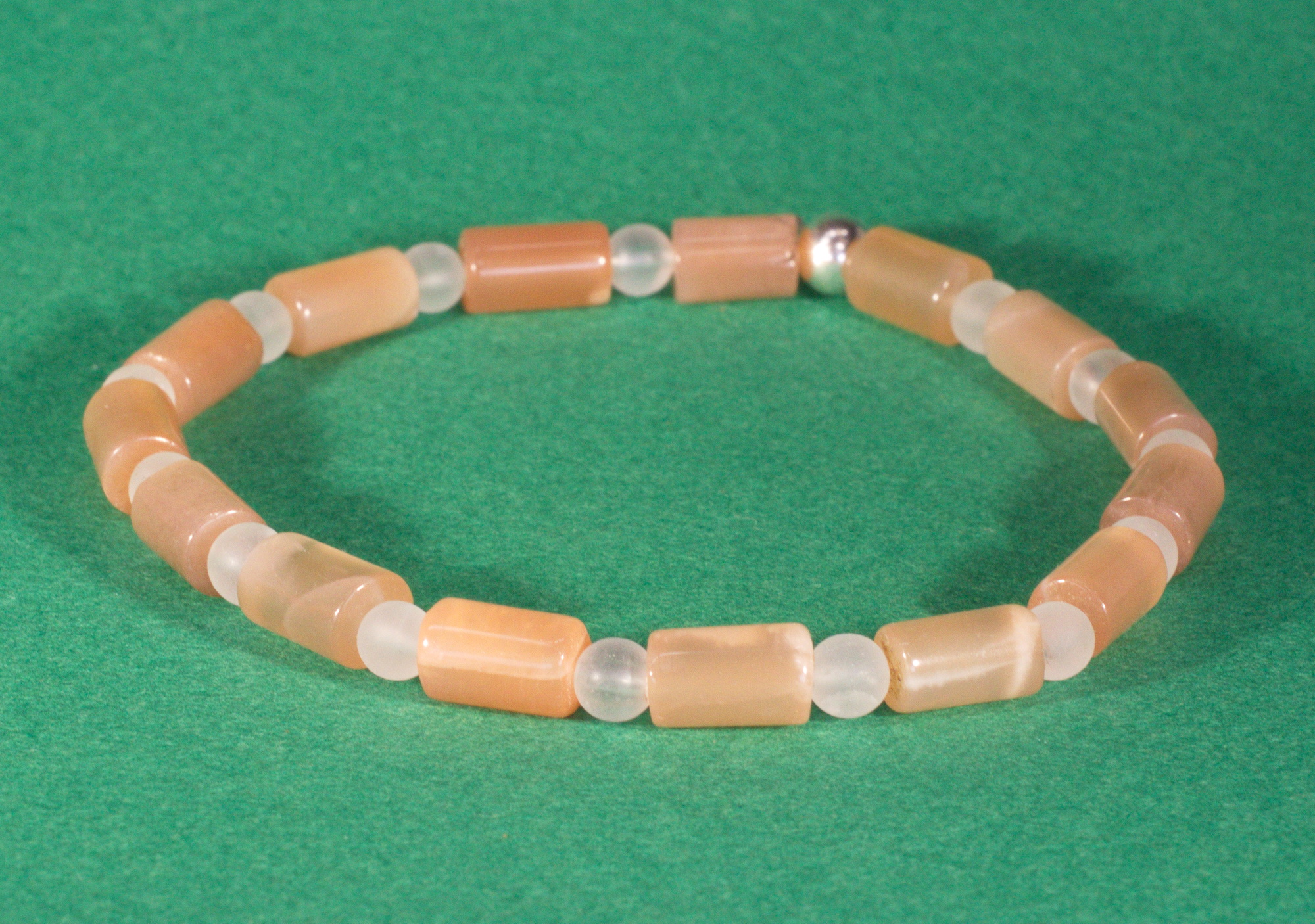 Mondstein Edelsteinarmband auf Elastikfaden aufgezogen 