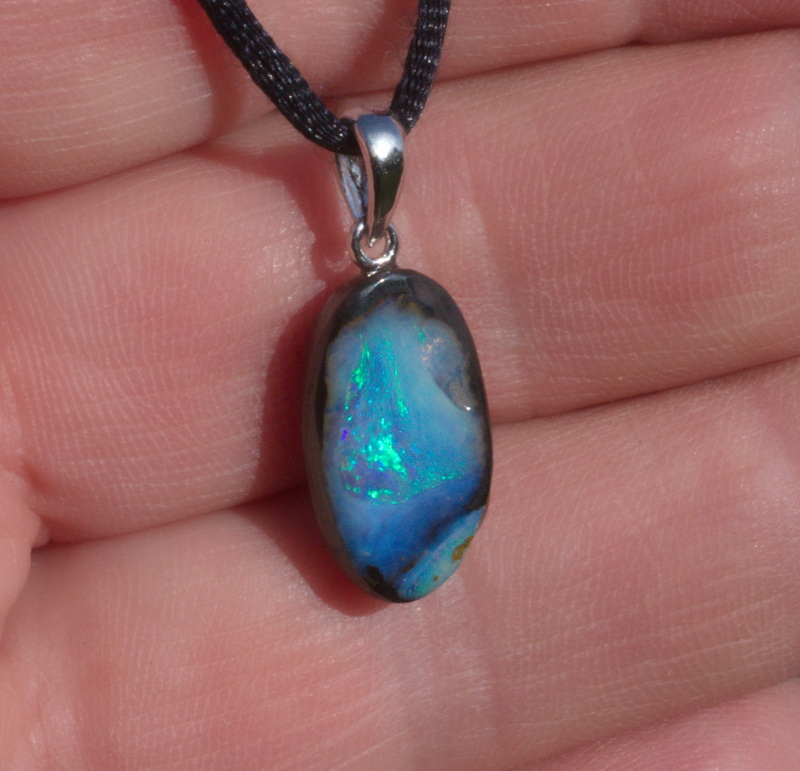 Kleiner blauer  Boulderopal, mit Anhängeröse aus Silber und Lederband 