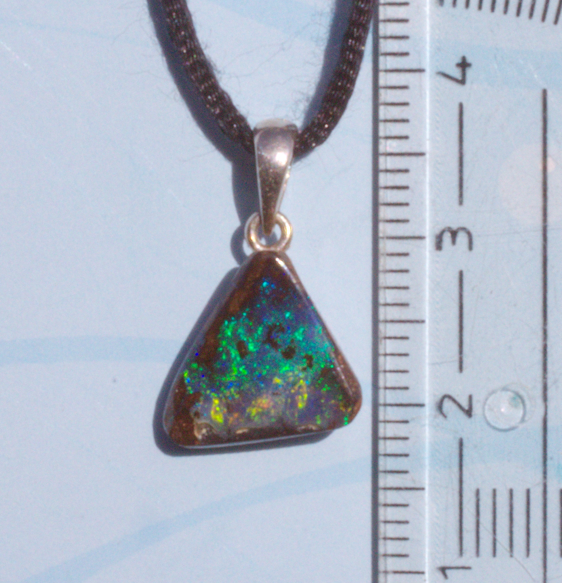 Kleiner grüner  Boulderopal, mit Anhängeröse aus Silber und Lederband 