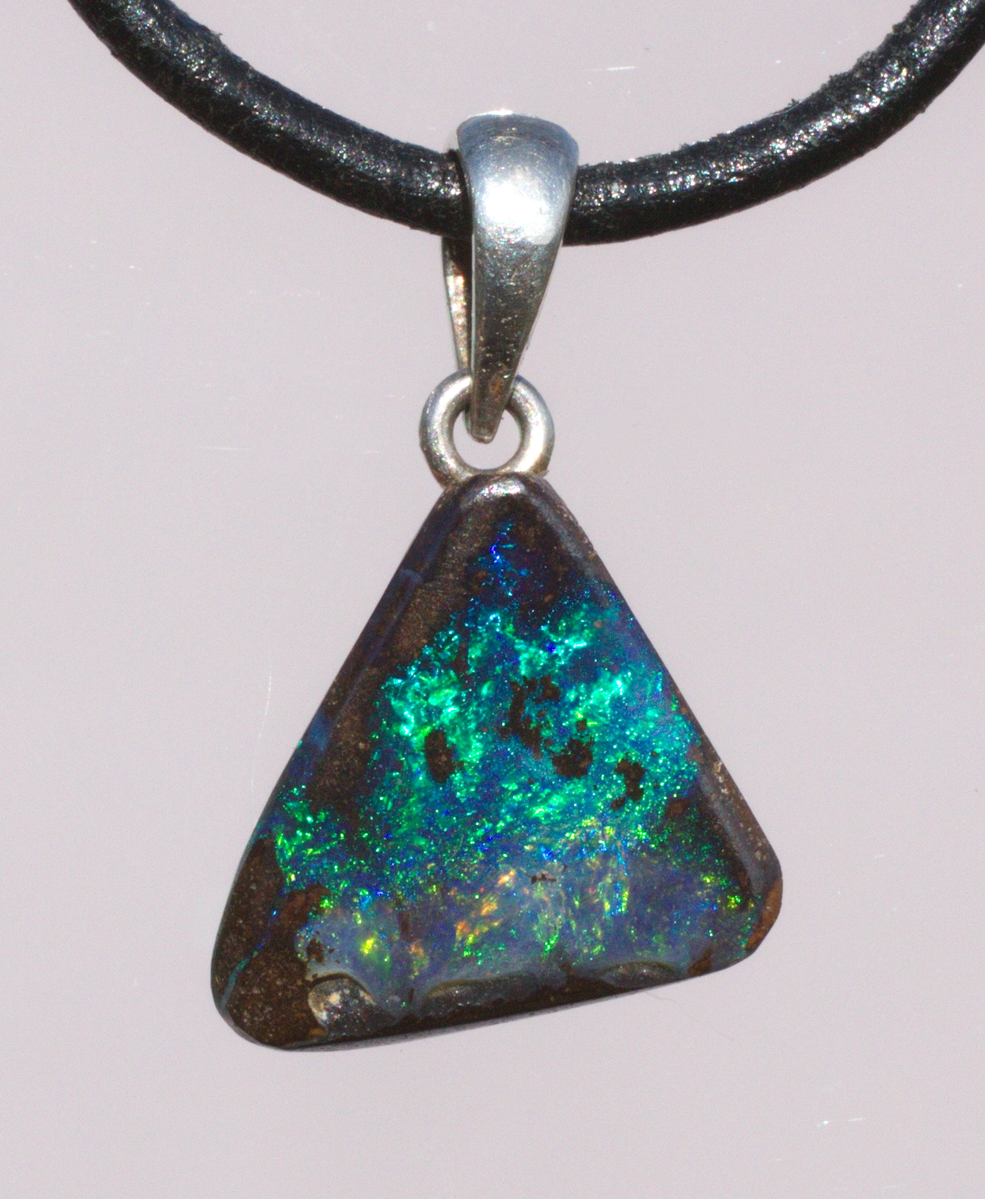 Kleiner grüner  Boulderopal, mit Anhängeröse aus Silber und Lederband 