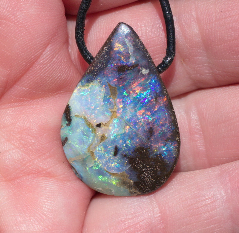 Boulderopal in Tropfenform, seitlich gebohrt mit Lederband, Video