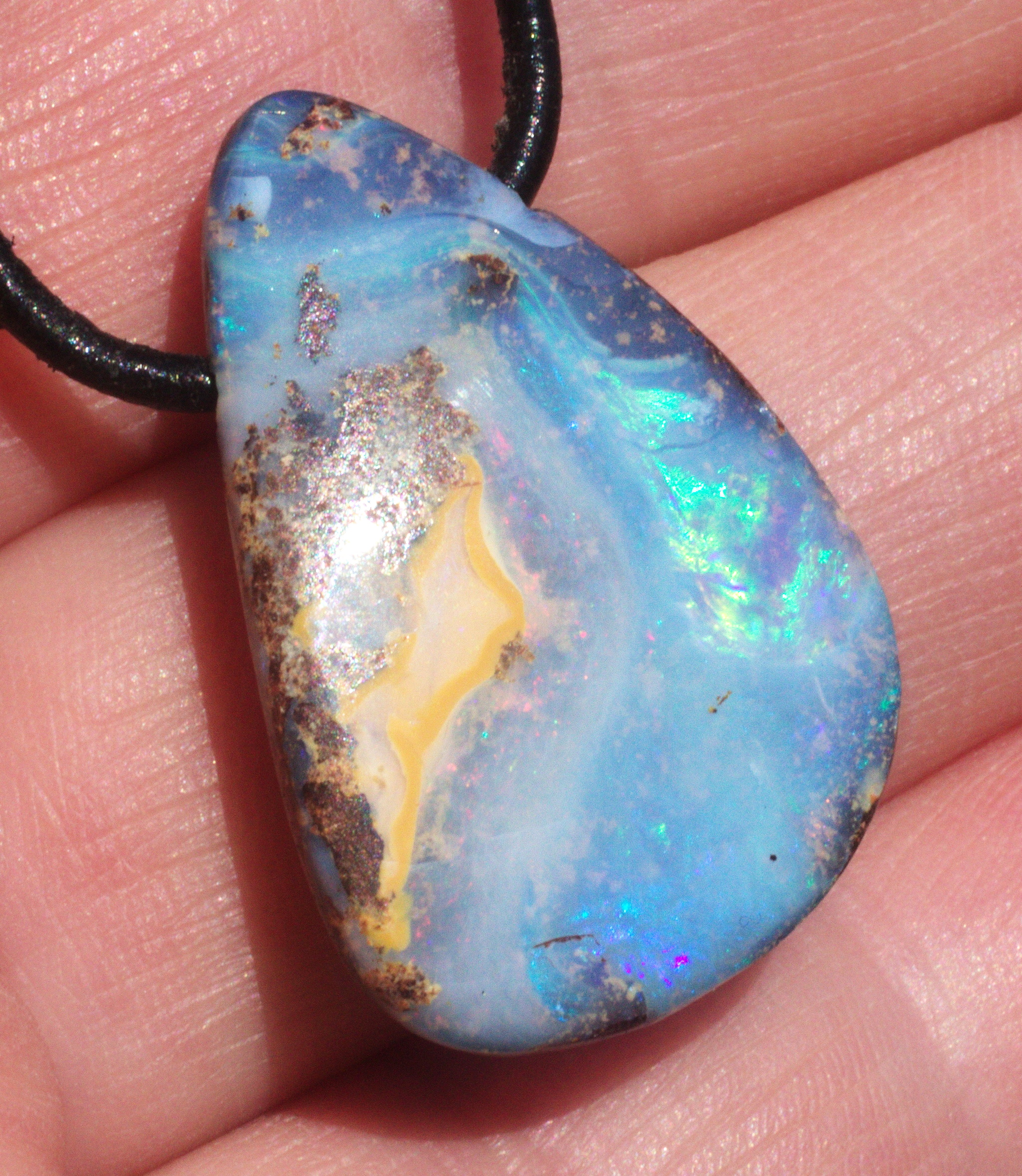Hellblauer Boulderopal, seitlich gebohrt mit Lederband  