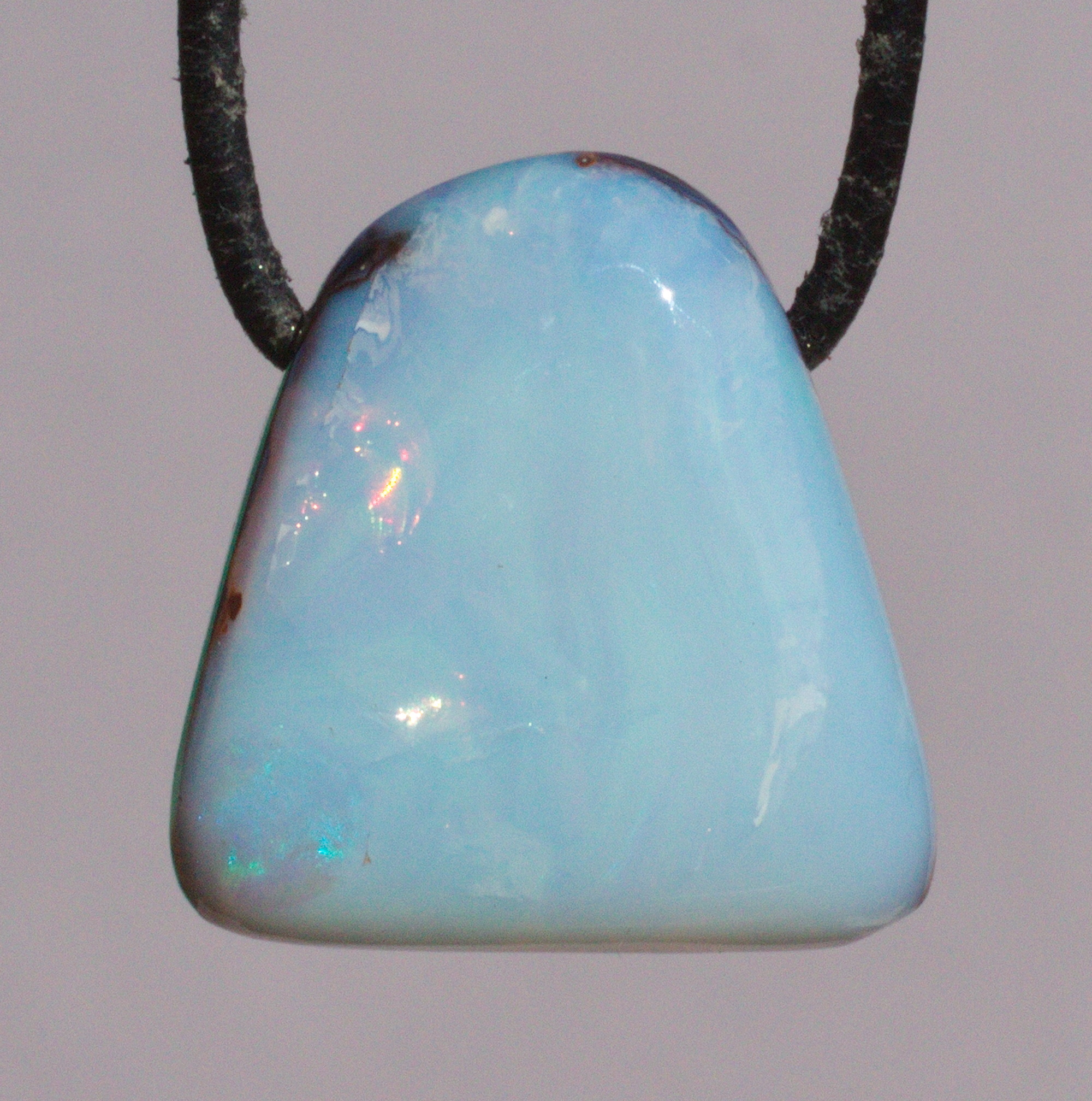 Hellblauer Boulderopal, seitlich gebohrt mit Lederband  
