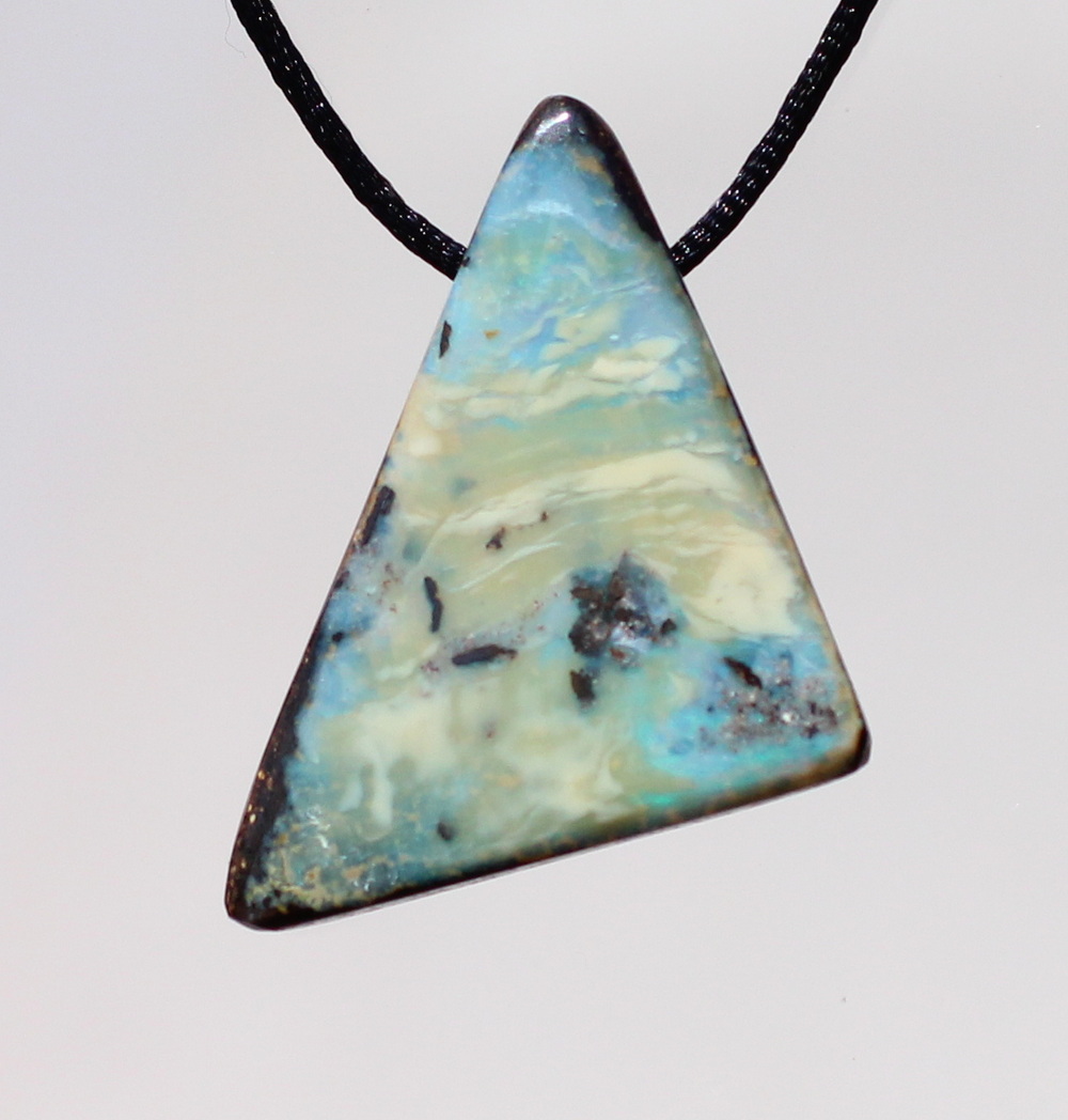 Boulderopal, als Dreieck geschliffen, seitlich gebohrt mit Lederband   