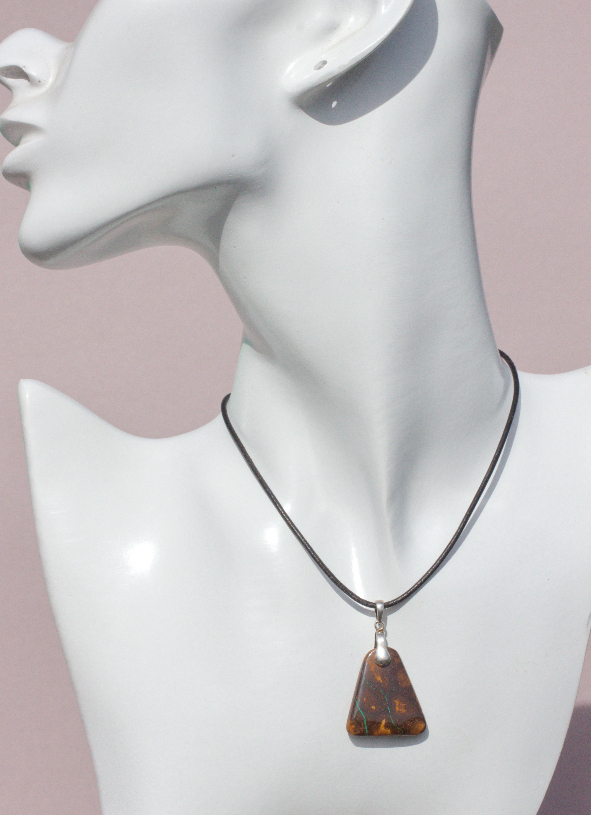 Brauner Boulderopal mit grünen Adern, frontal gebohrt mit Lederband  