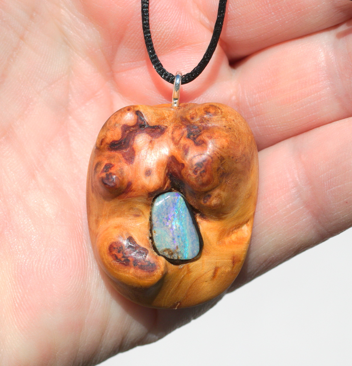 Baumperle von der Lärche mit einem bläulichen Opal