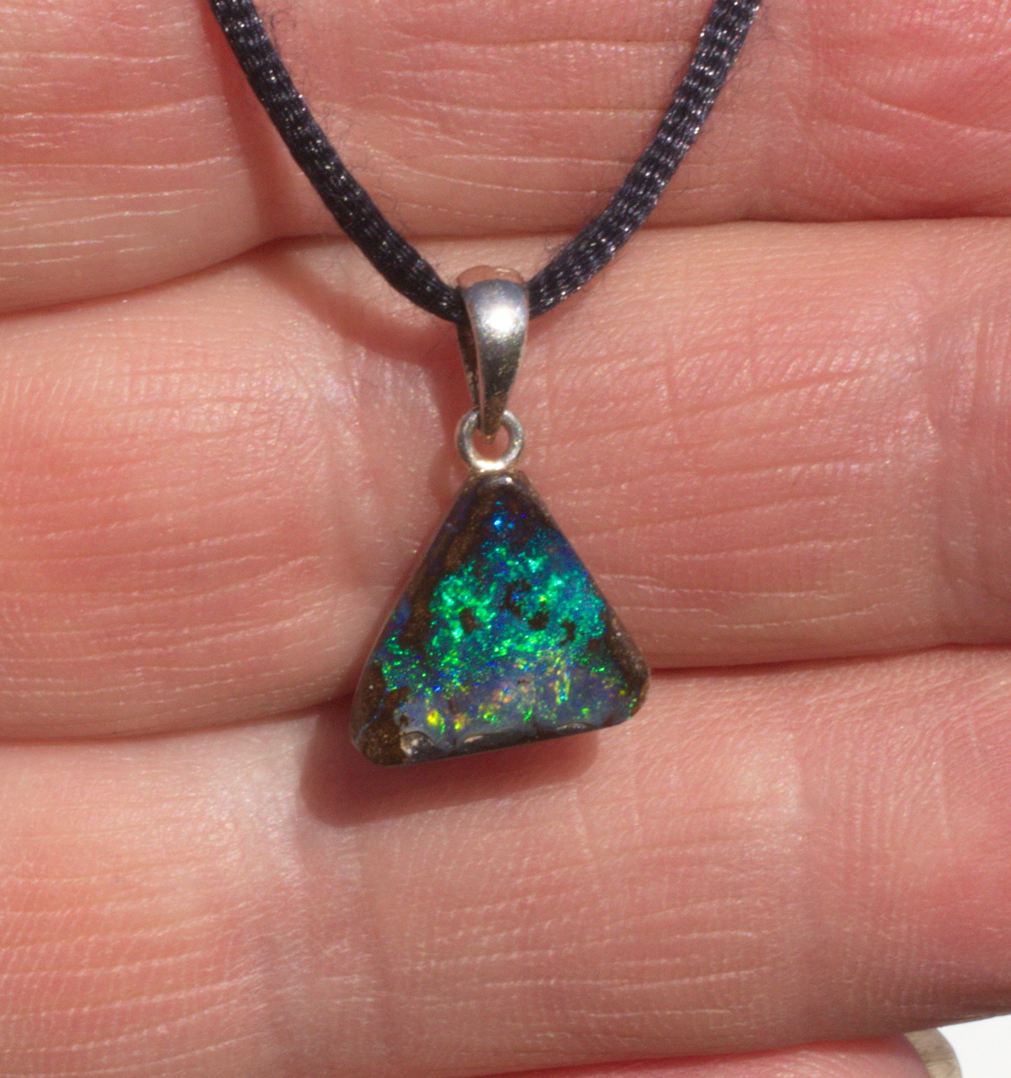 Kleiner grüner  Boulderopal, mit Anhängeröse aus Silber und Lederband 