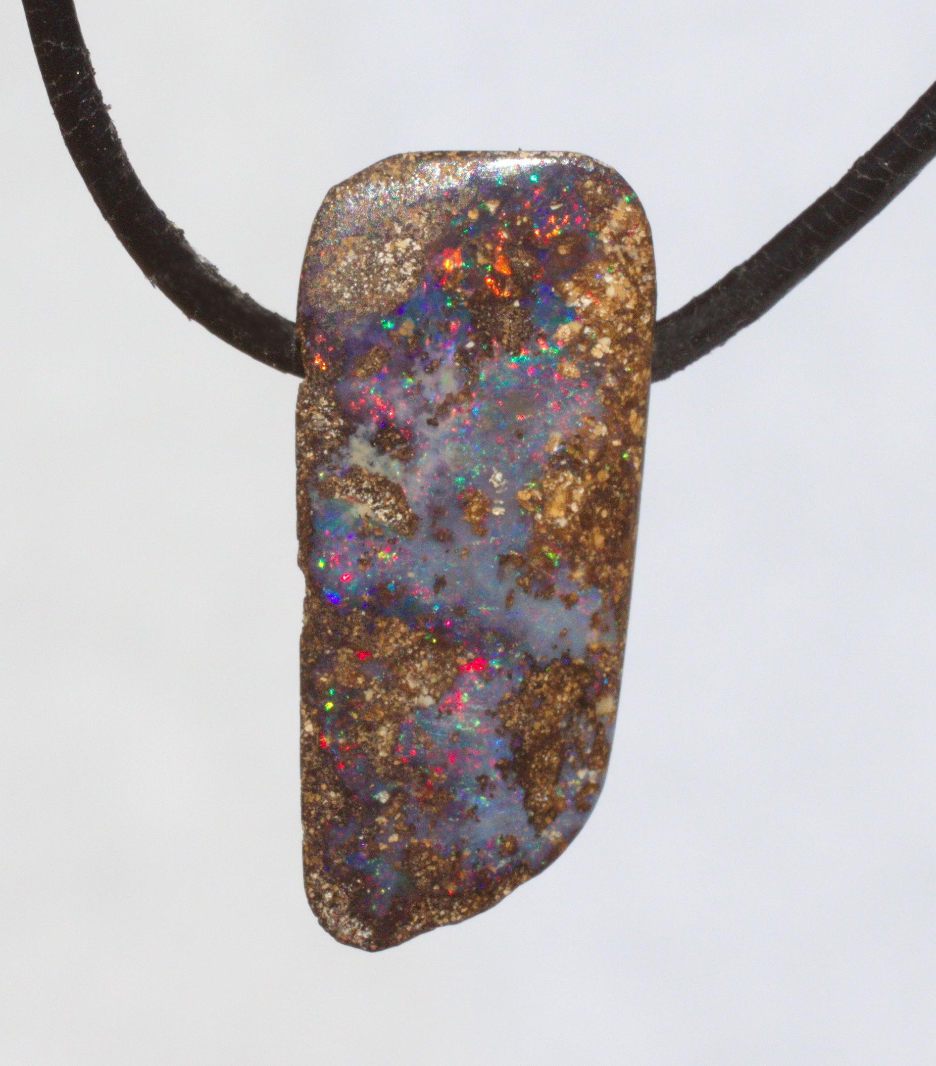 Bräunlicher Boulderopal mit vielen Farben, seitlich gebohrt mit Lederband  