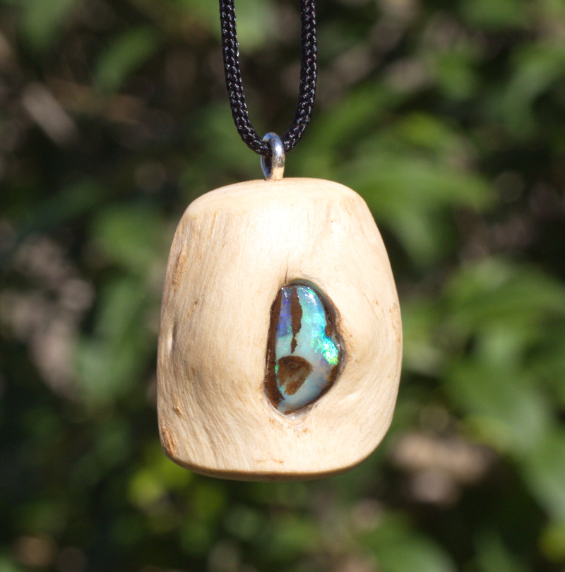 Baumperle vom Efeu mit einem Opal mit grüner Ader