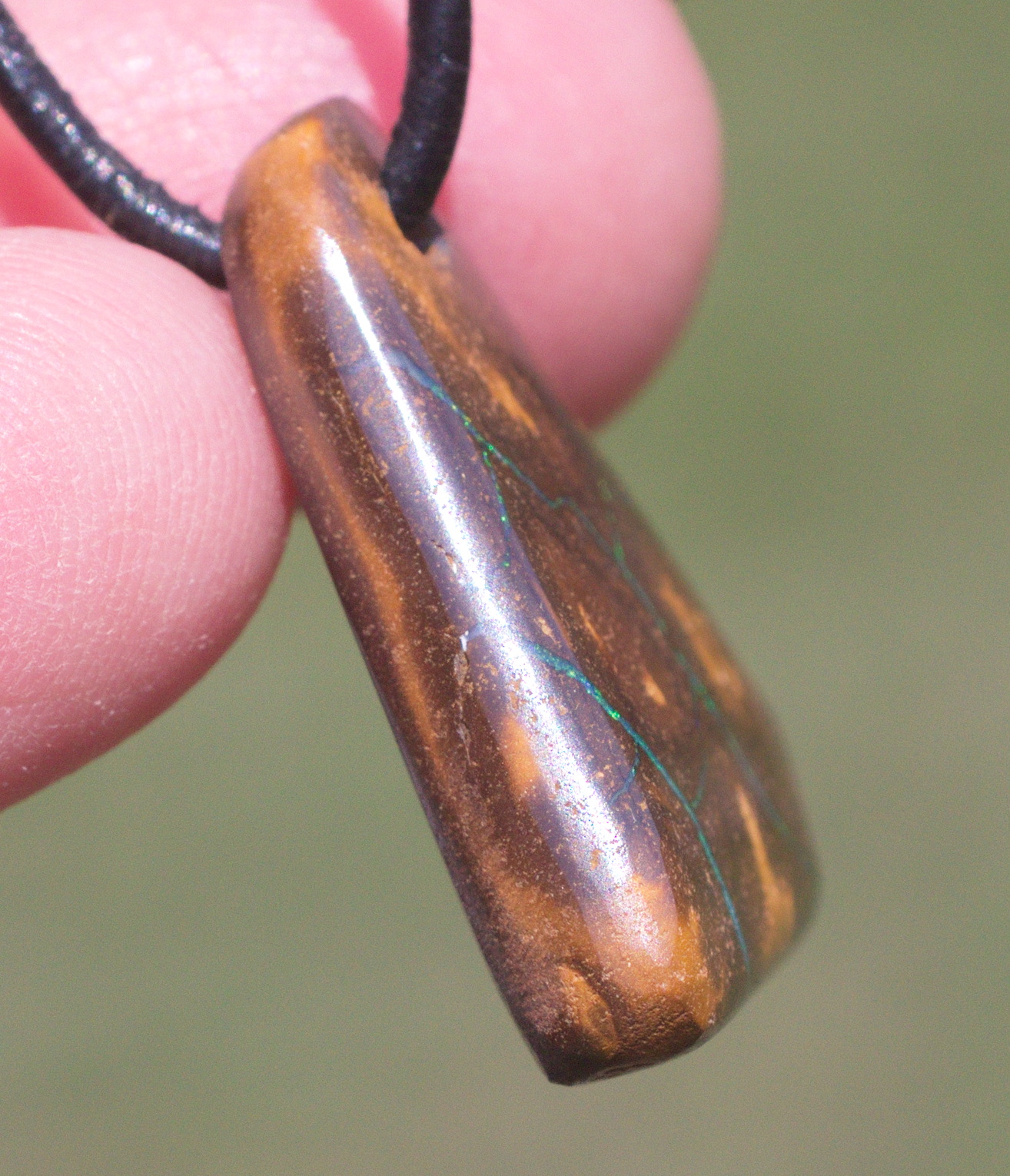 Brauner Boulderopal mit grünen Adern, frontal gebohrt mit Lederband  