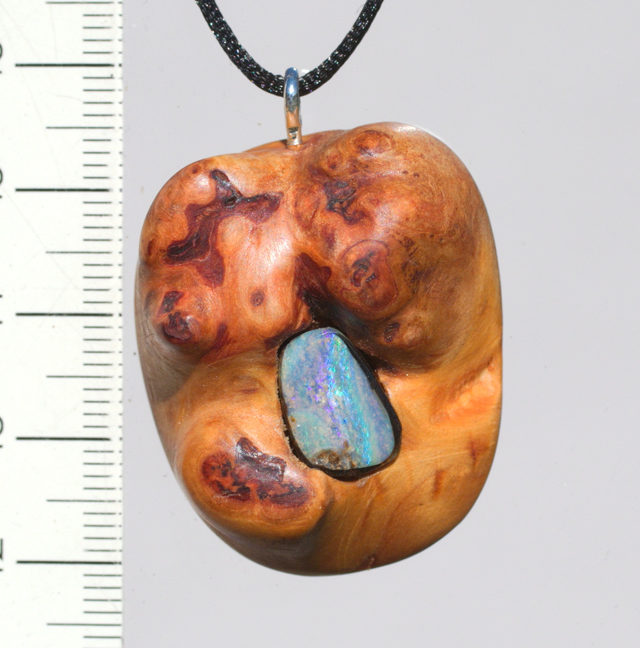 Baumperle von der Lärche mit einem bläulichen Opal