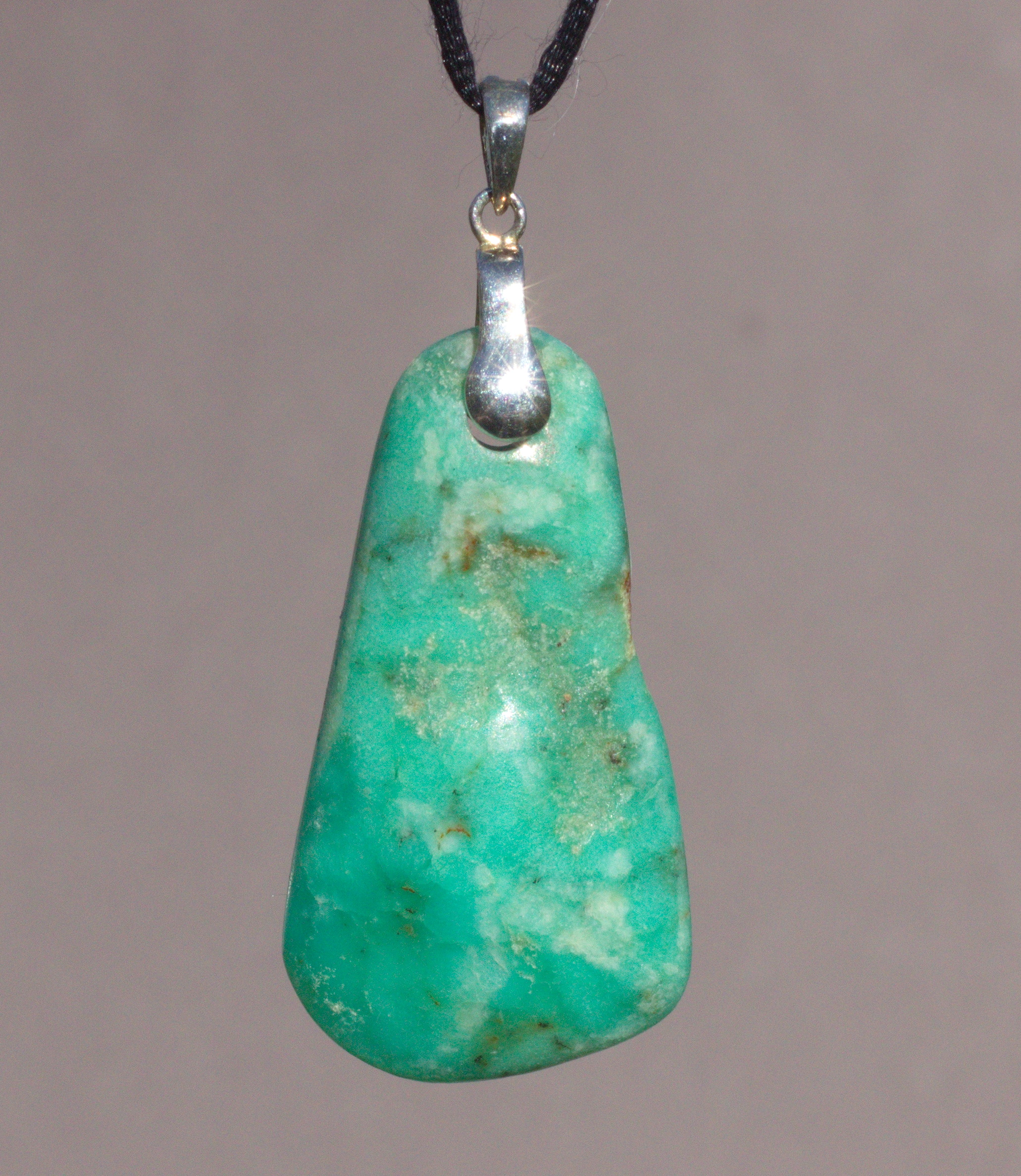 Chrysopras Edelsteinanhänger front gebohrt mit Lederband 