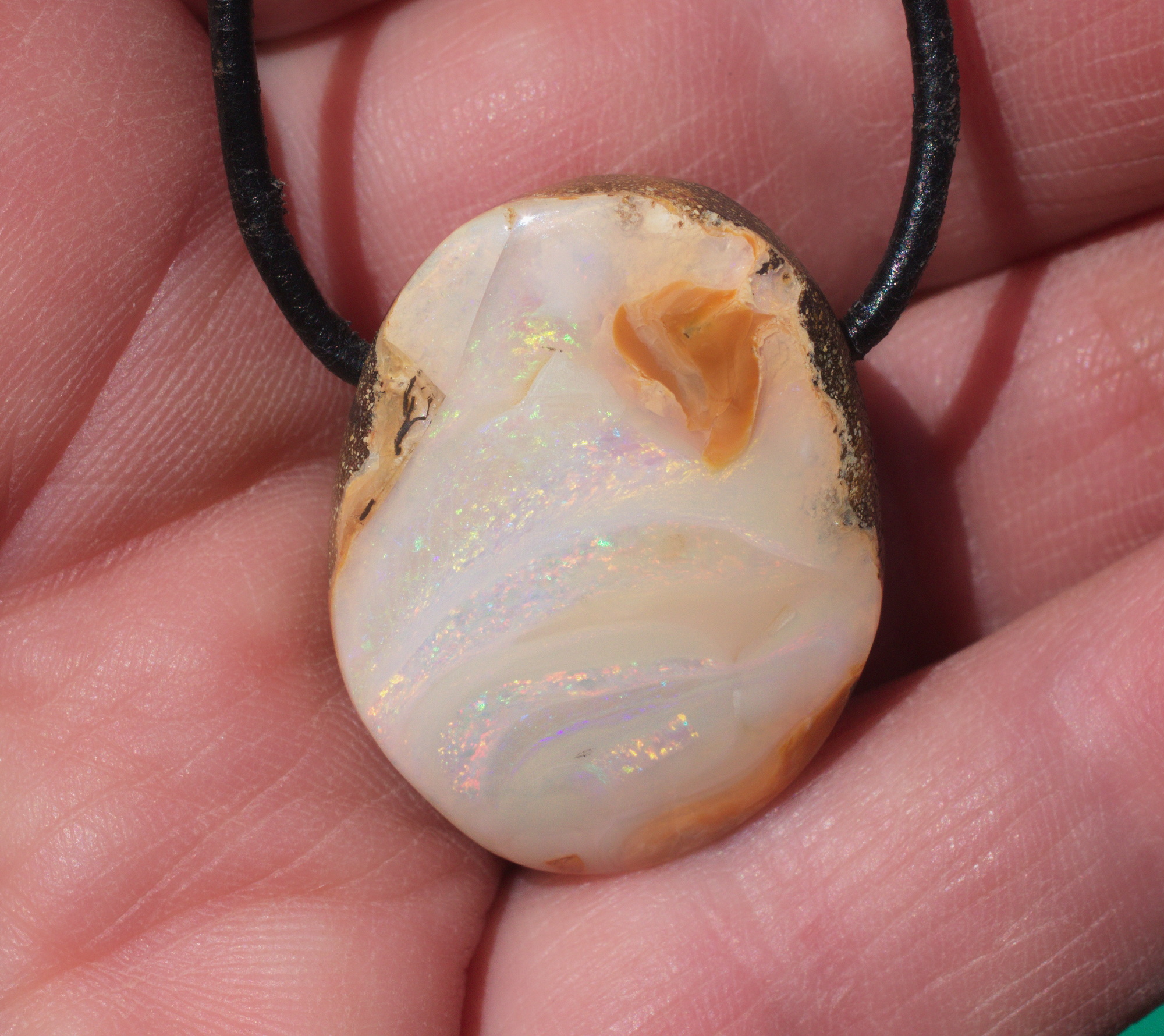 Bernsteinfarbener Boulderopal, seitlich gebohrt mit Lederband  