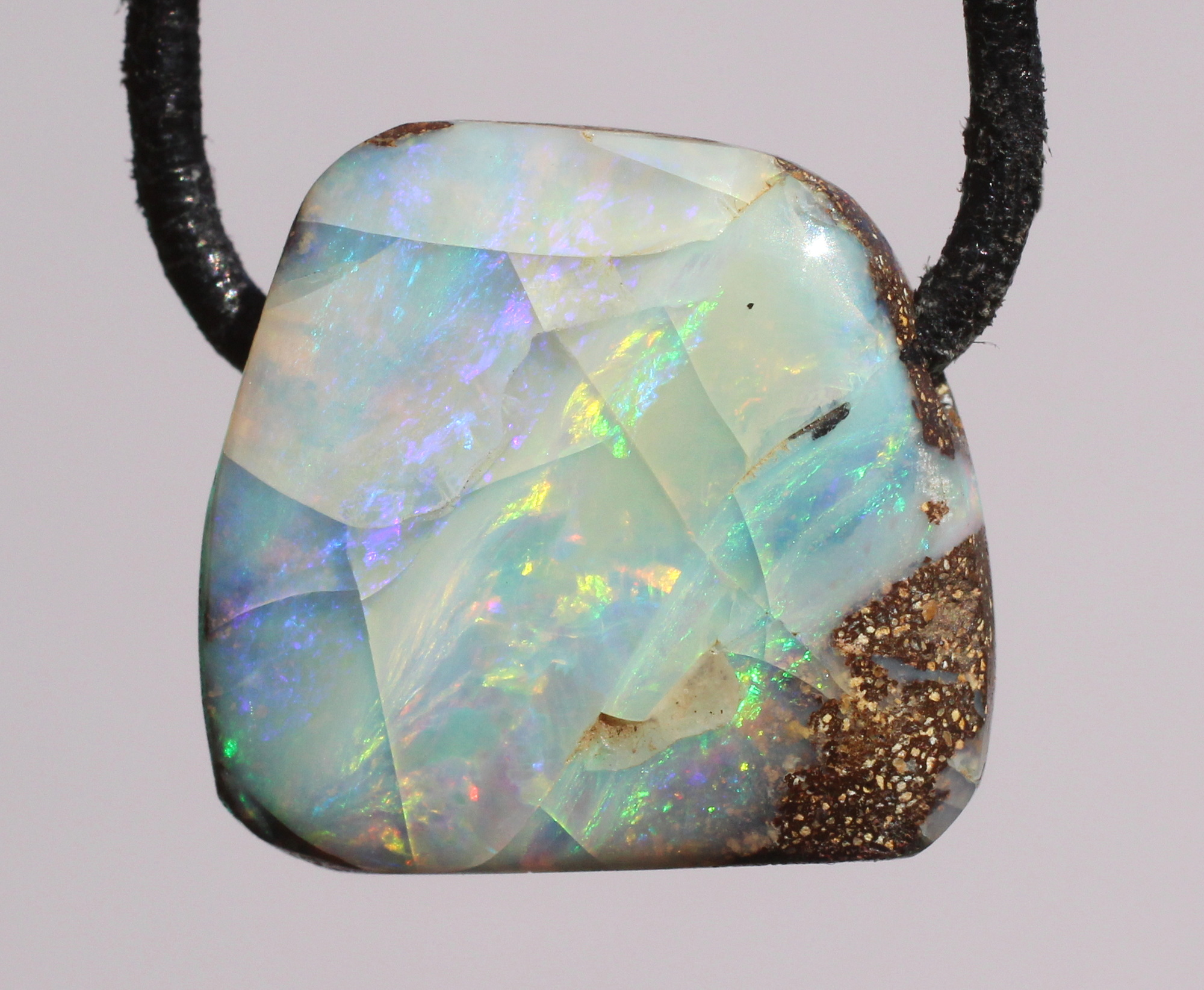 Grünlicher  Boulderopal, seitlich gebohrt mit Lederband  
