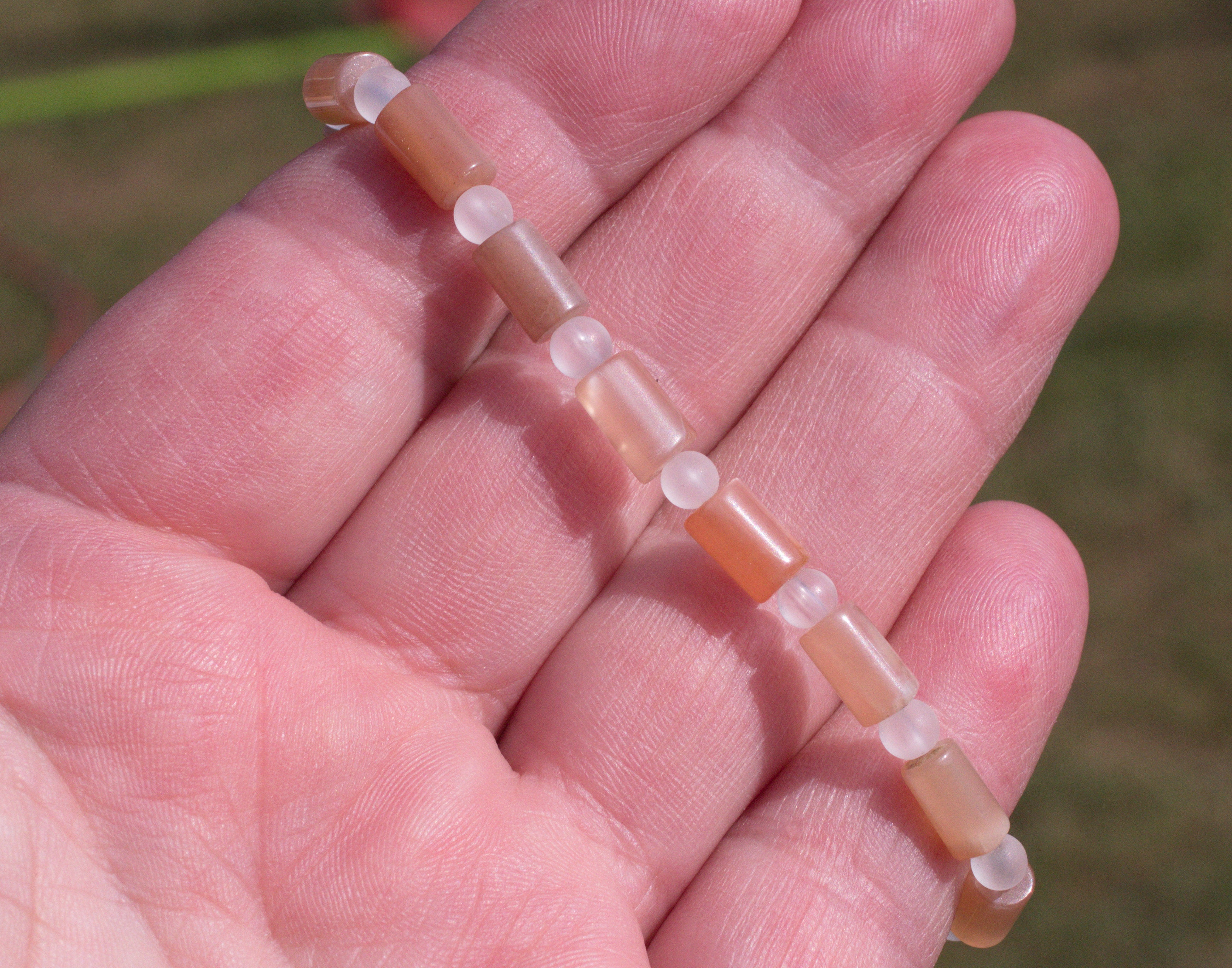 Mondstein Edelsteinarmband auf Elastikfaden aufgezogen 