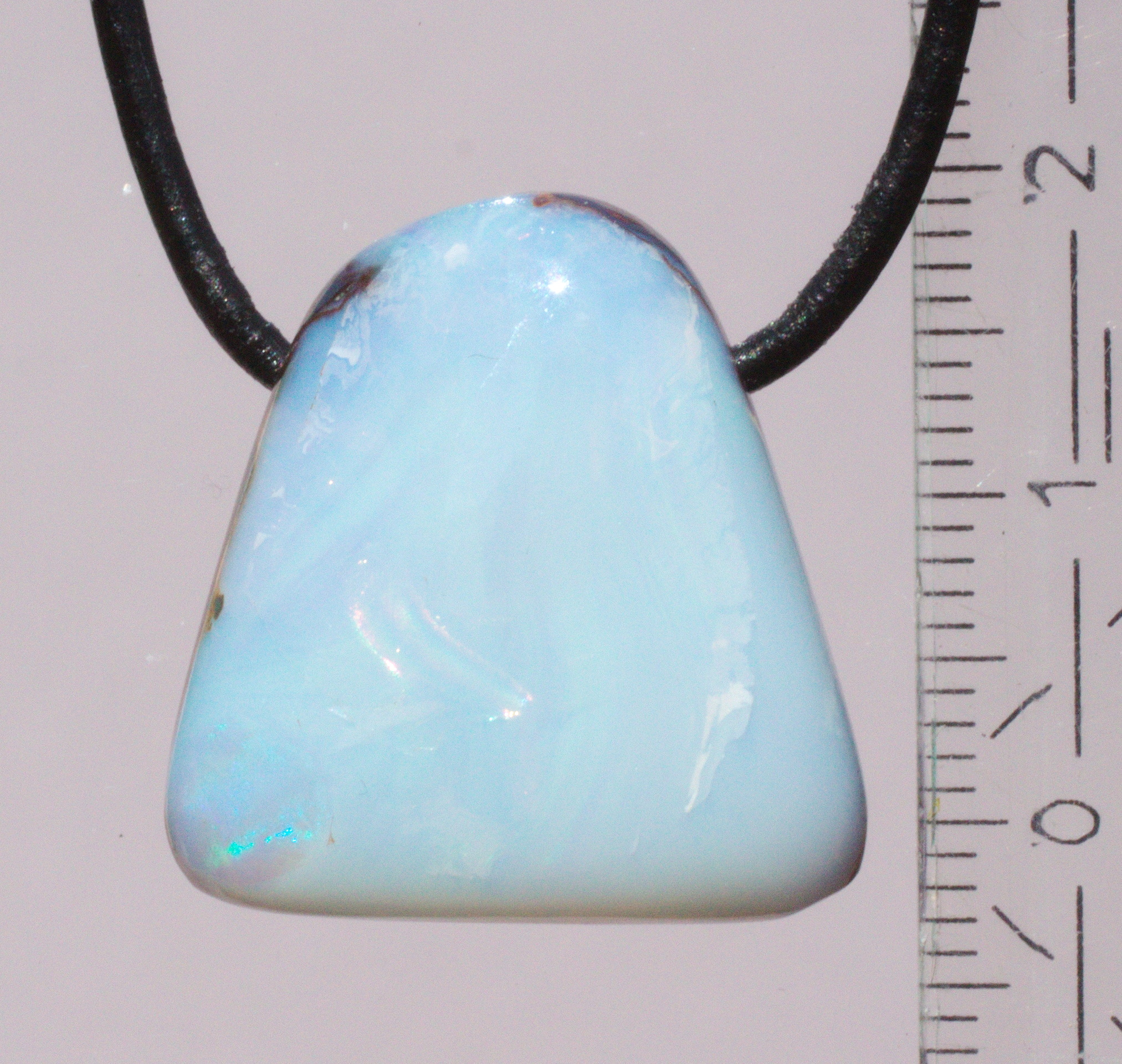 Hellblauer Boulderopal, seitlich gebohrt mit Lederband  