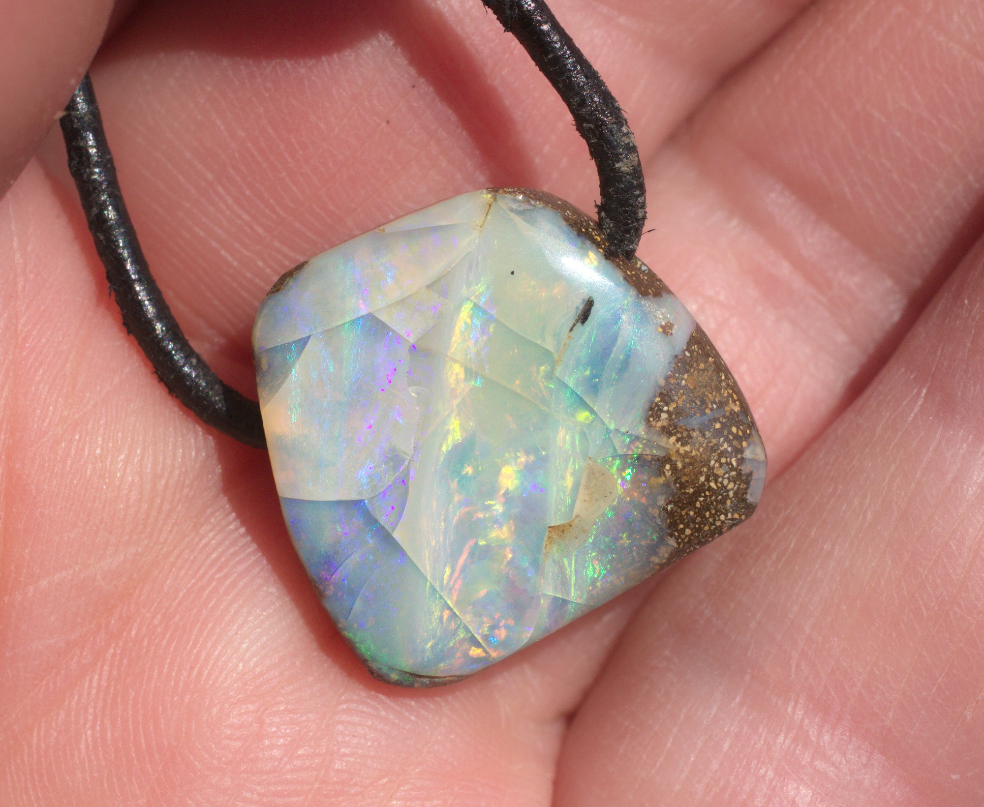 Grünlicher  Boulderopal, seitlich gebohrt mit Lederband  