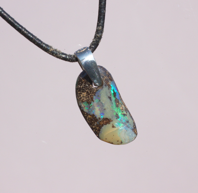 Kleiner Boulderopal-Anhänger, frontal gebohrt mit Lederband                        