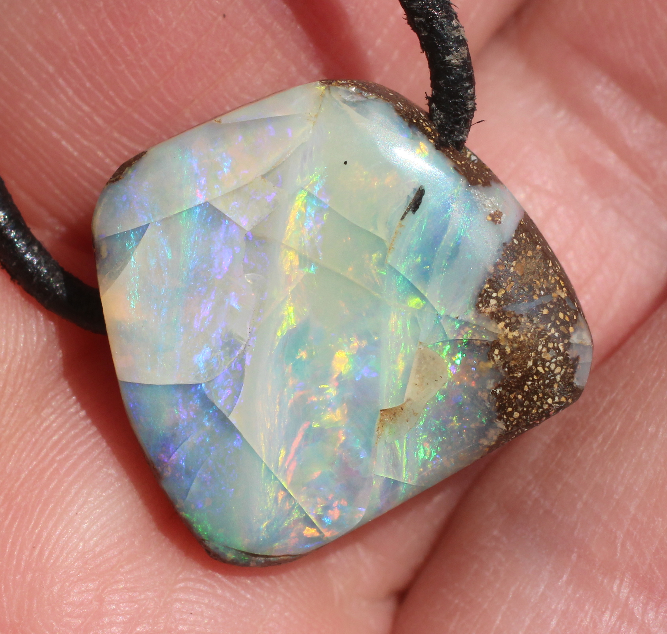 Grünlicher  Boulderopal, seitlich gebohrt mit Lederband  