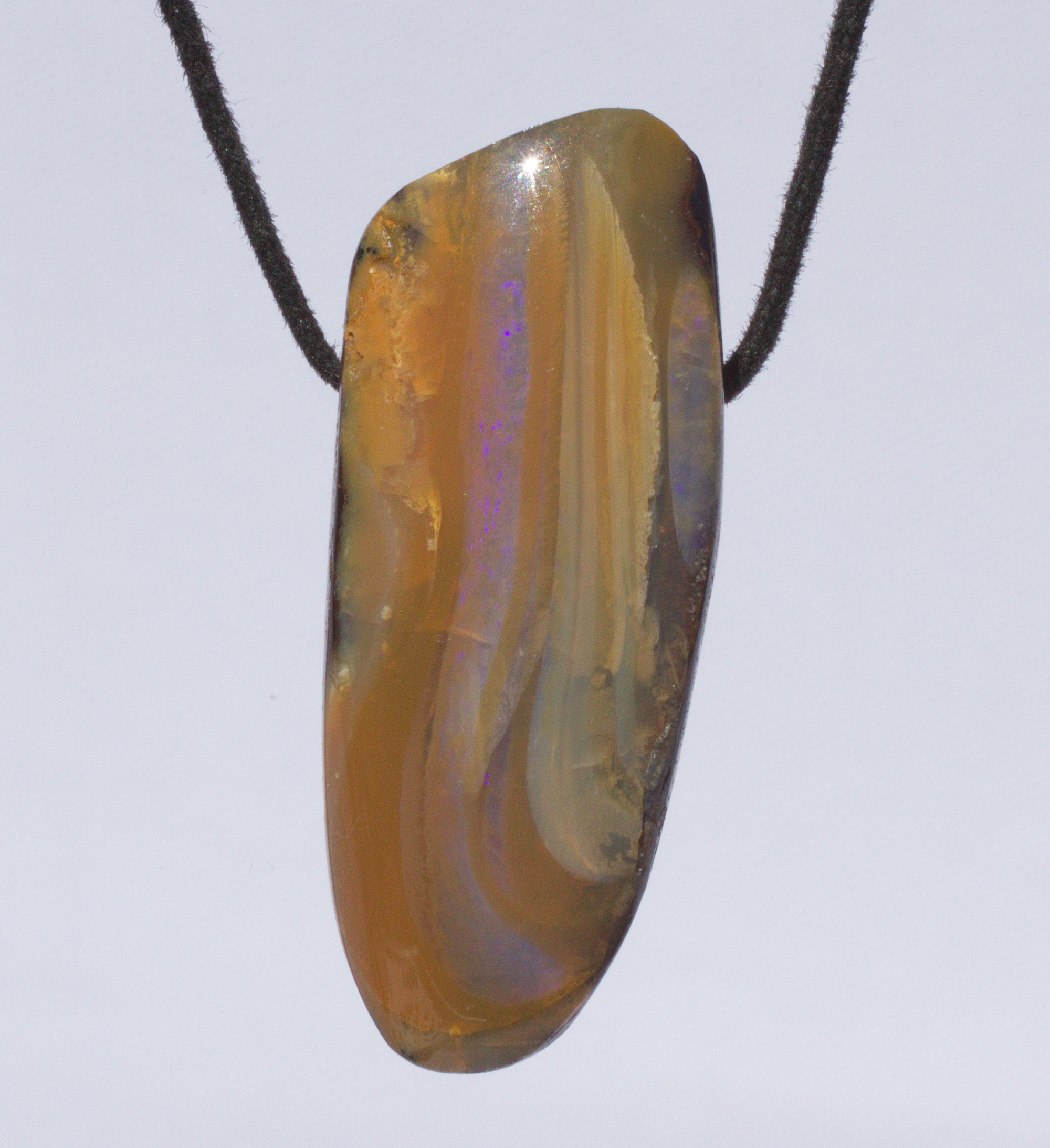 Bernsteinfarbener  Boulderopal, seitlich gebohrt mit Lederband  
