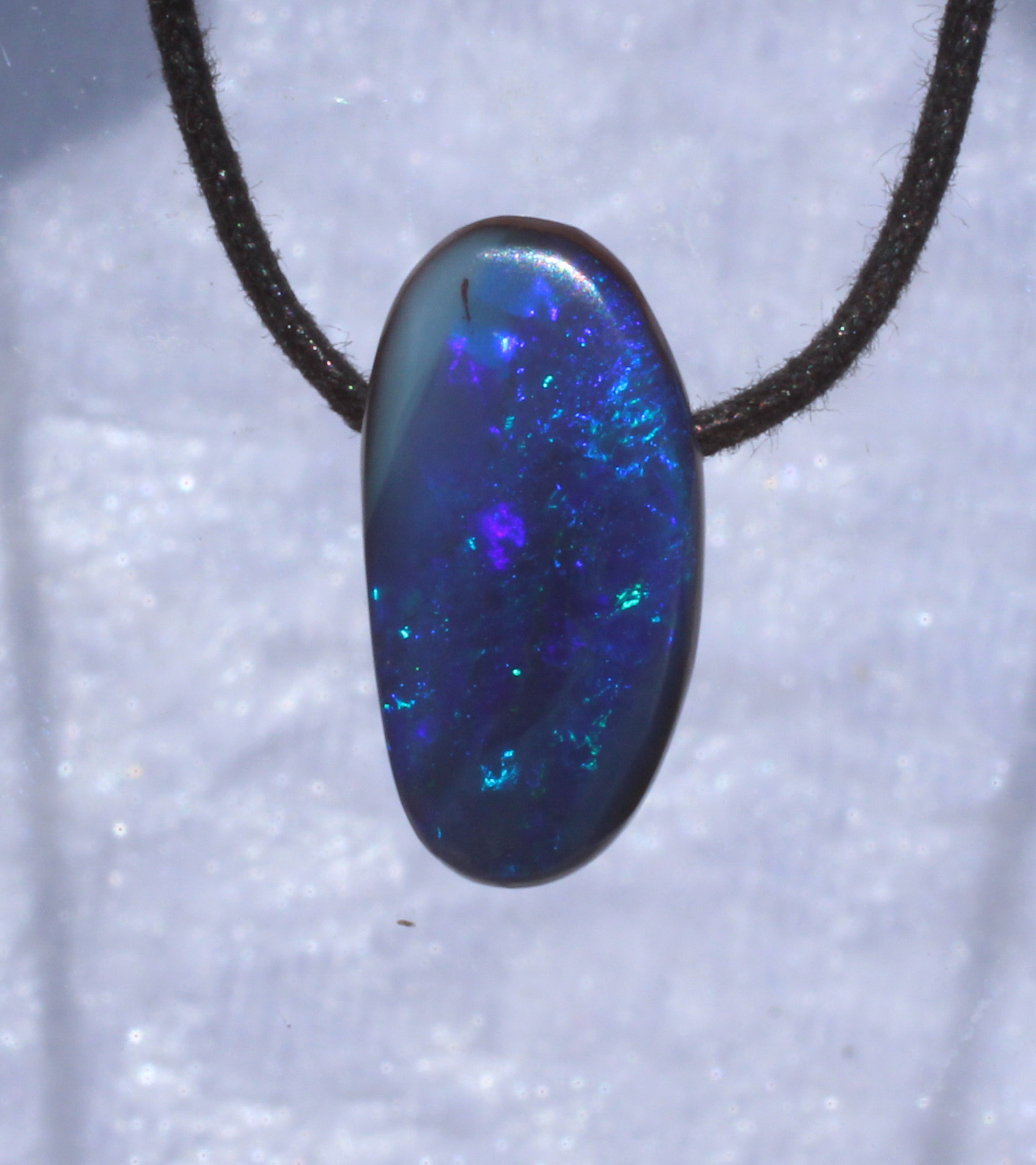 Blauer Boulderopal, seitlich gebohrt mit Lederband 