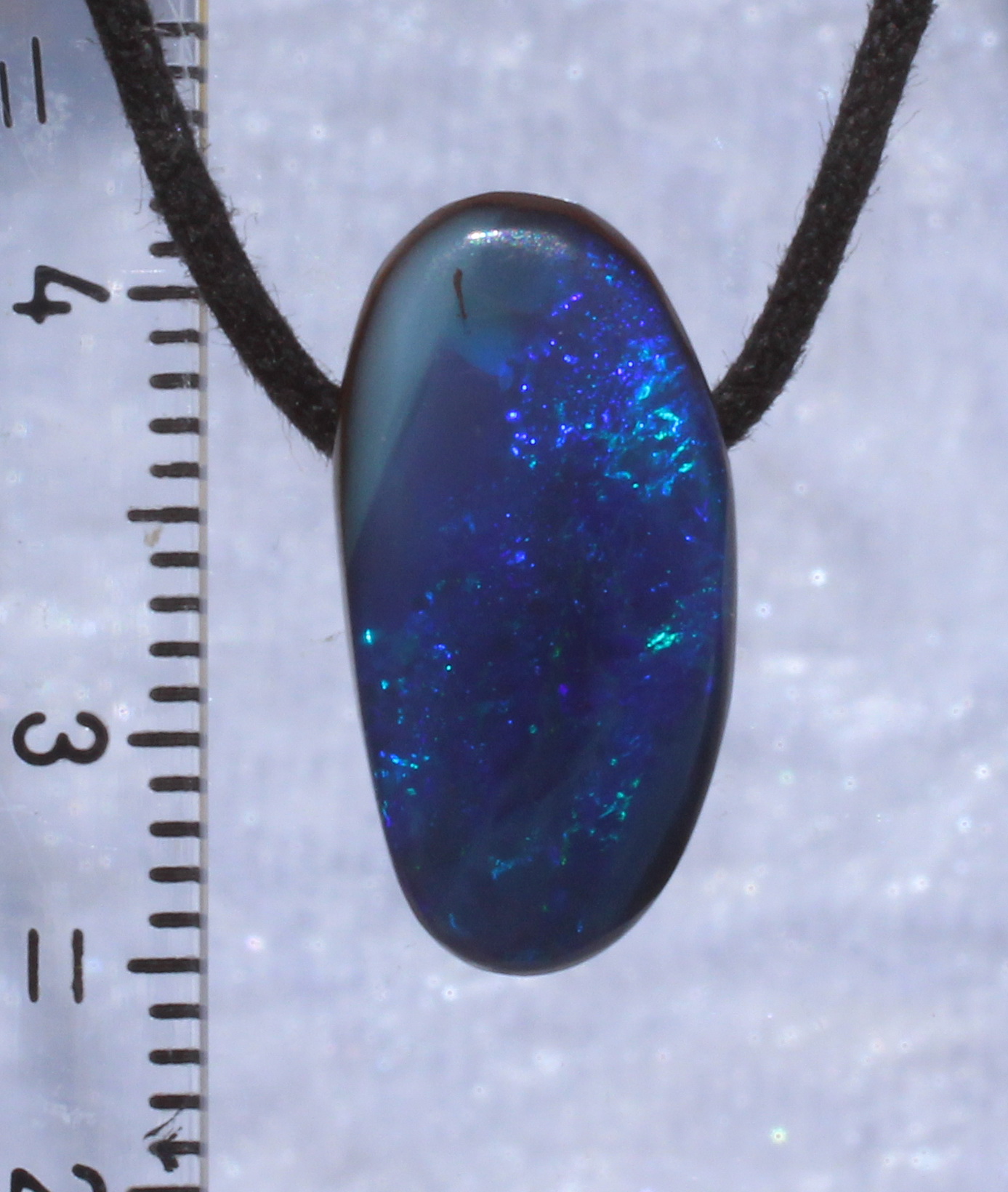 Blauer Boulderopal, seitlich gebohrt mit Lederband 