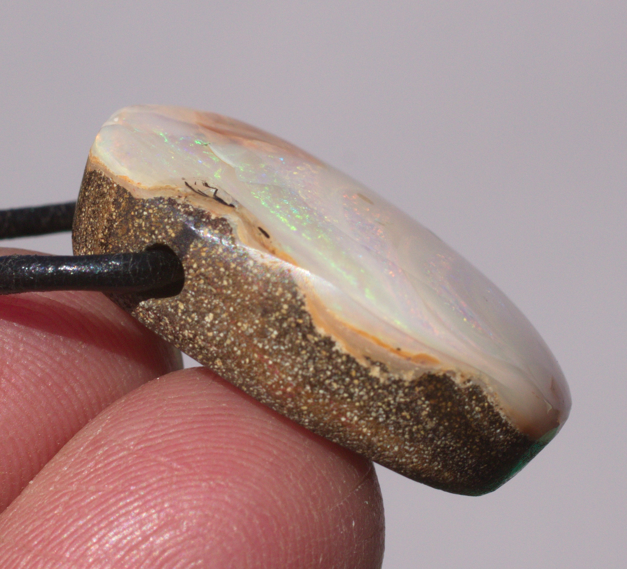 Bernsteinfarbener Boulderopal, seitlich gebohrt mit Lederband  