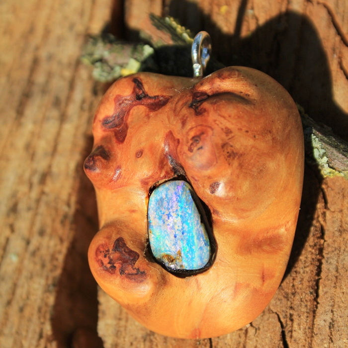 Baumperle von der Lärche mit einem bläulichen Opal