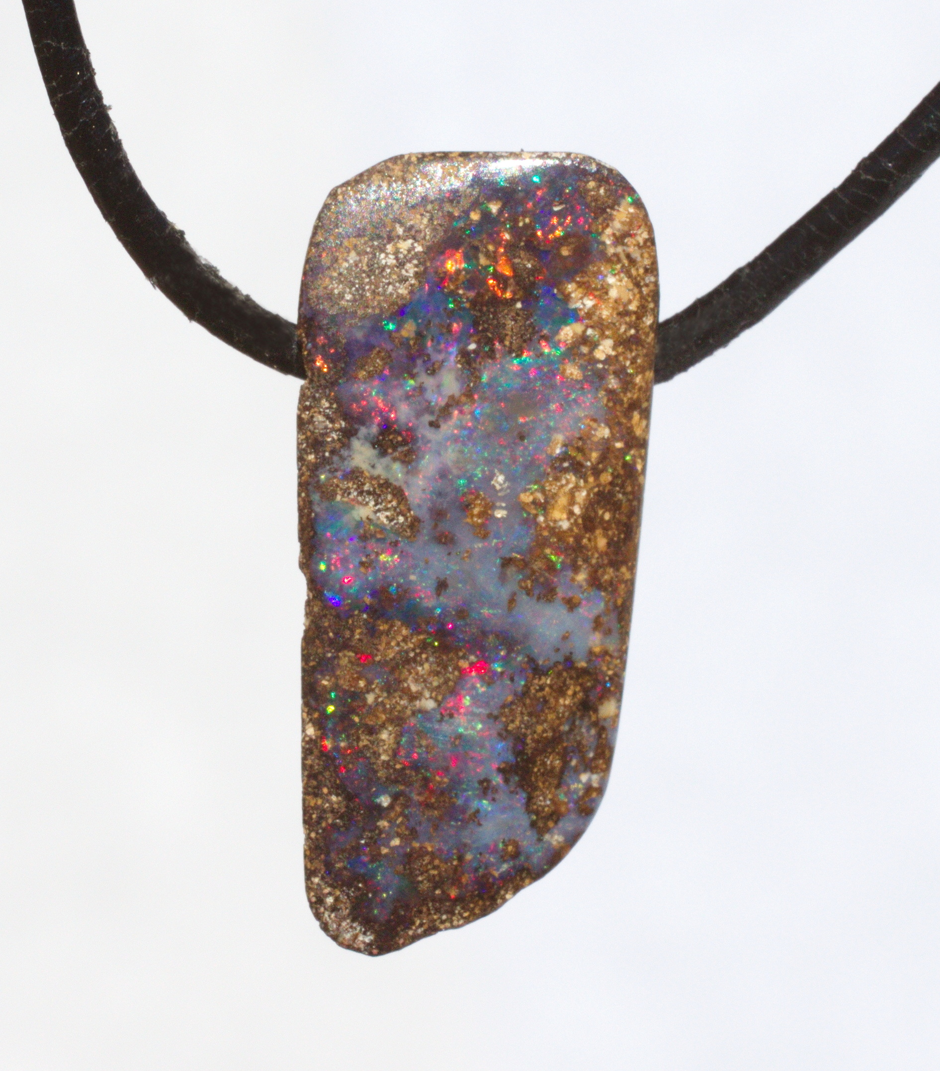 Bräunlicher Boulderopal mit vielen Farben, seitlich gebohrt mit Lederband Bräunlicher Boulderopal mit vielen Farben, seitlich gebohrt mit Lederband