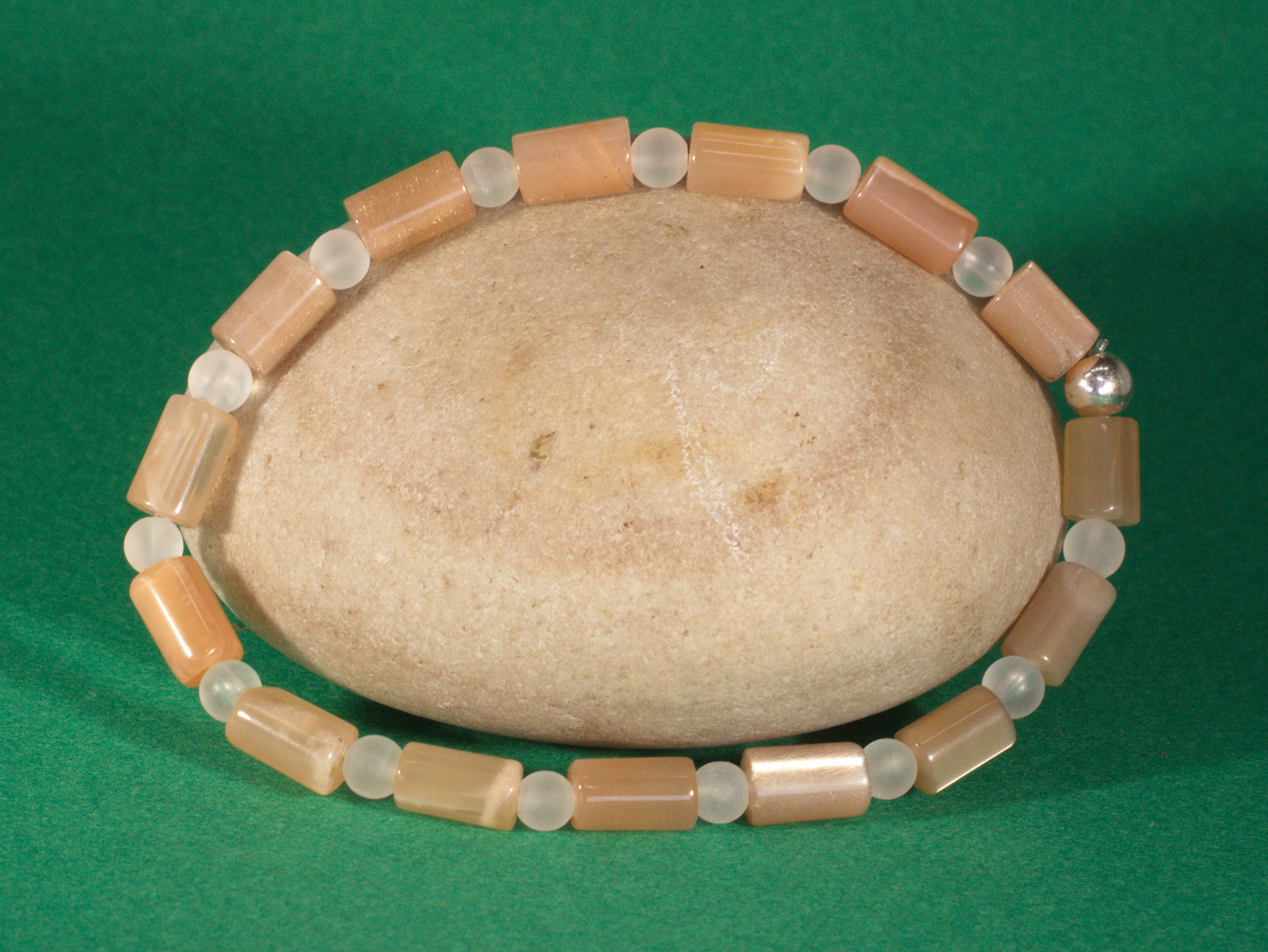 Mondstein Edelsteinarmband auf Elastikfaden aufgezogen 