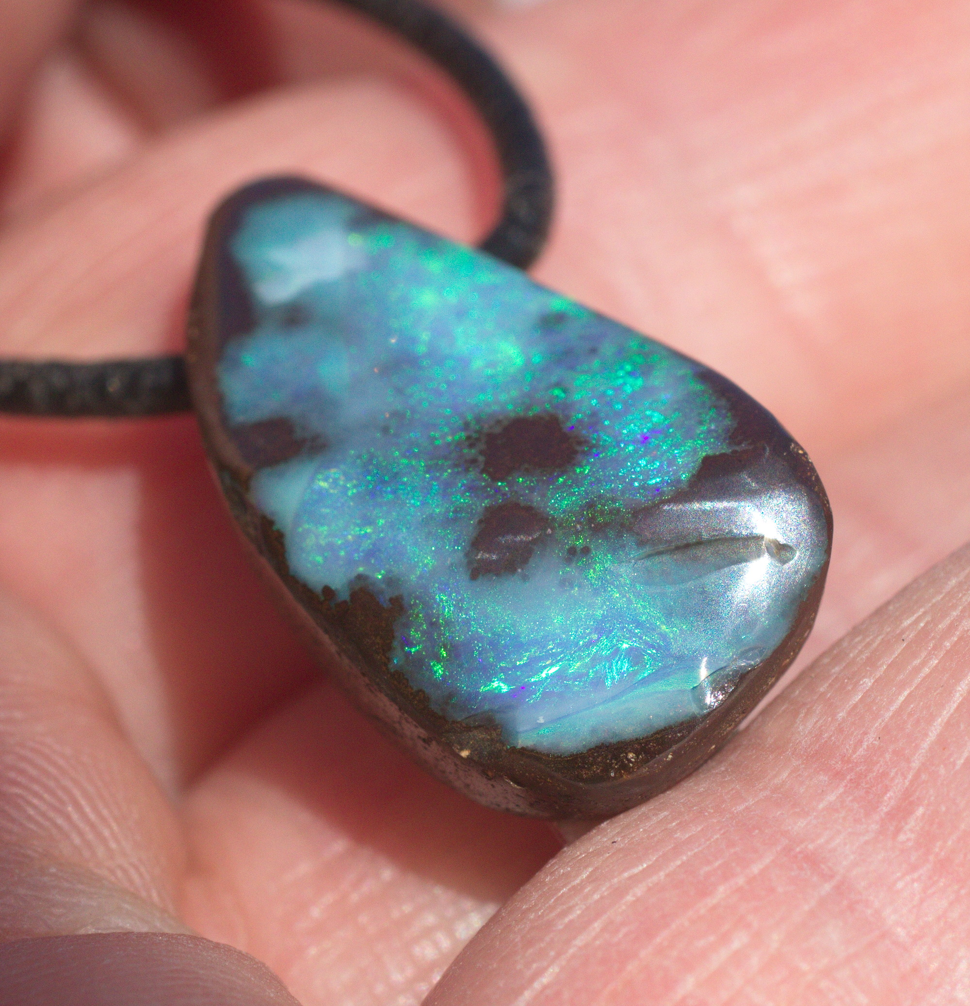 Blau-grüner Boulderopal, seitlich gebohrt mit Lederband  