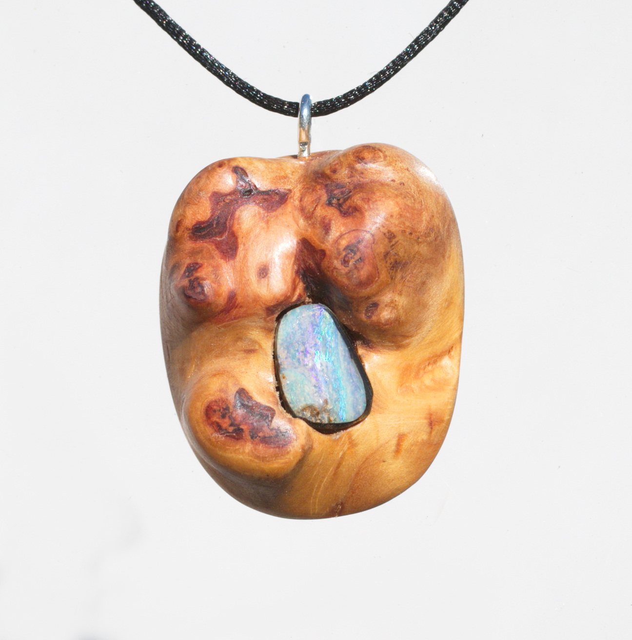 Baumperle von der Lärche mit einem bläulichen Opal