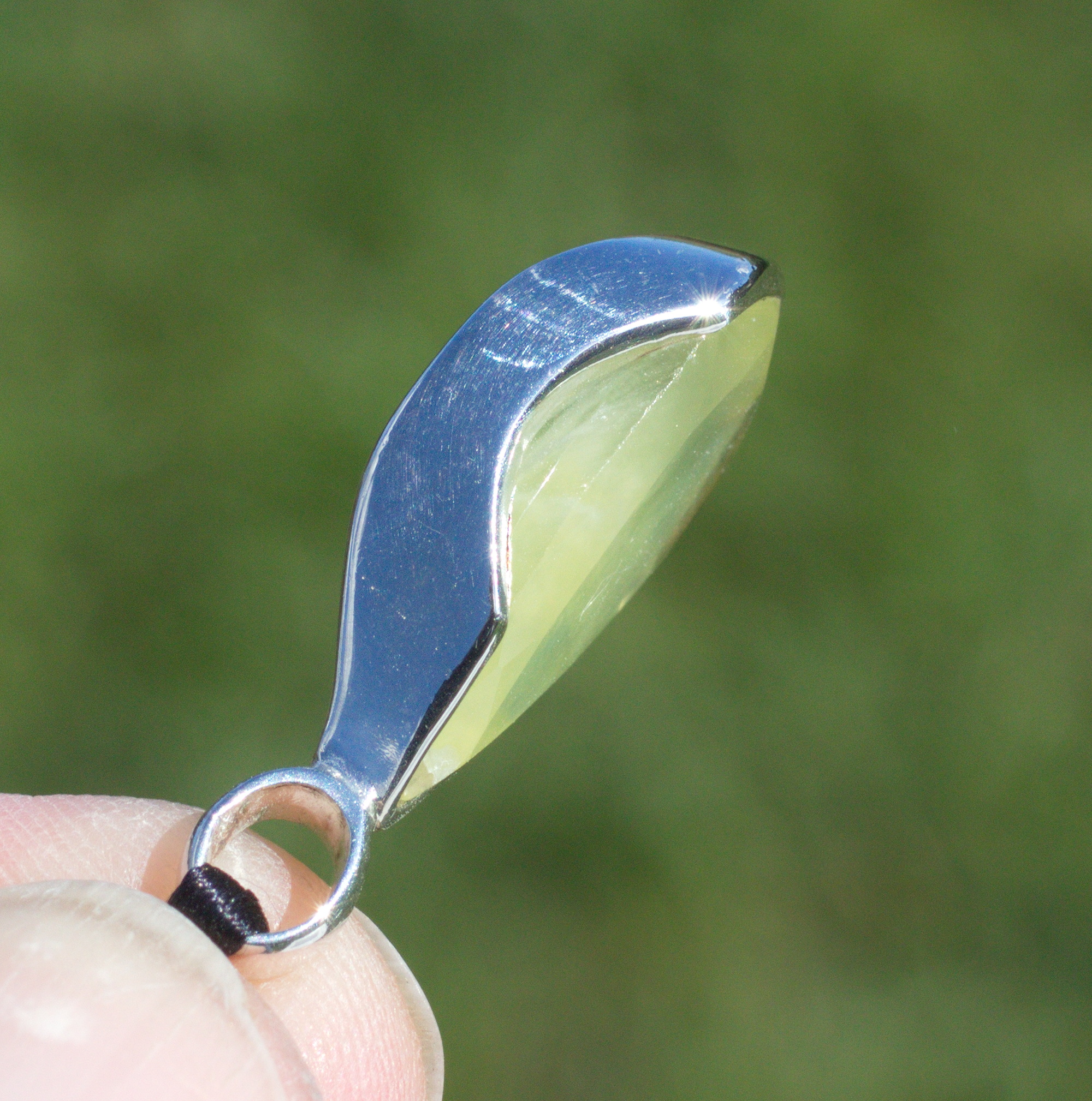 Prehnit Edelsteinanhänger in 925 Silber gefasst 